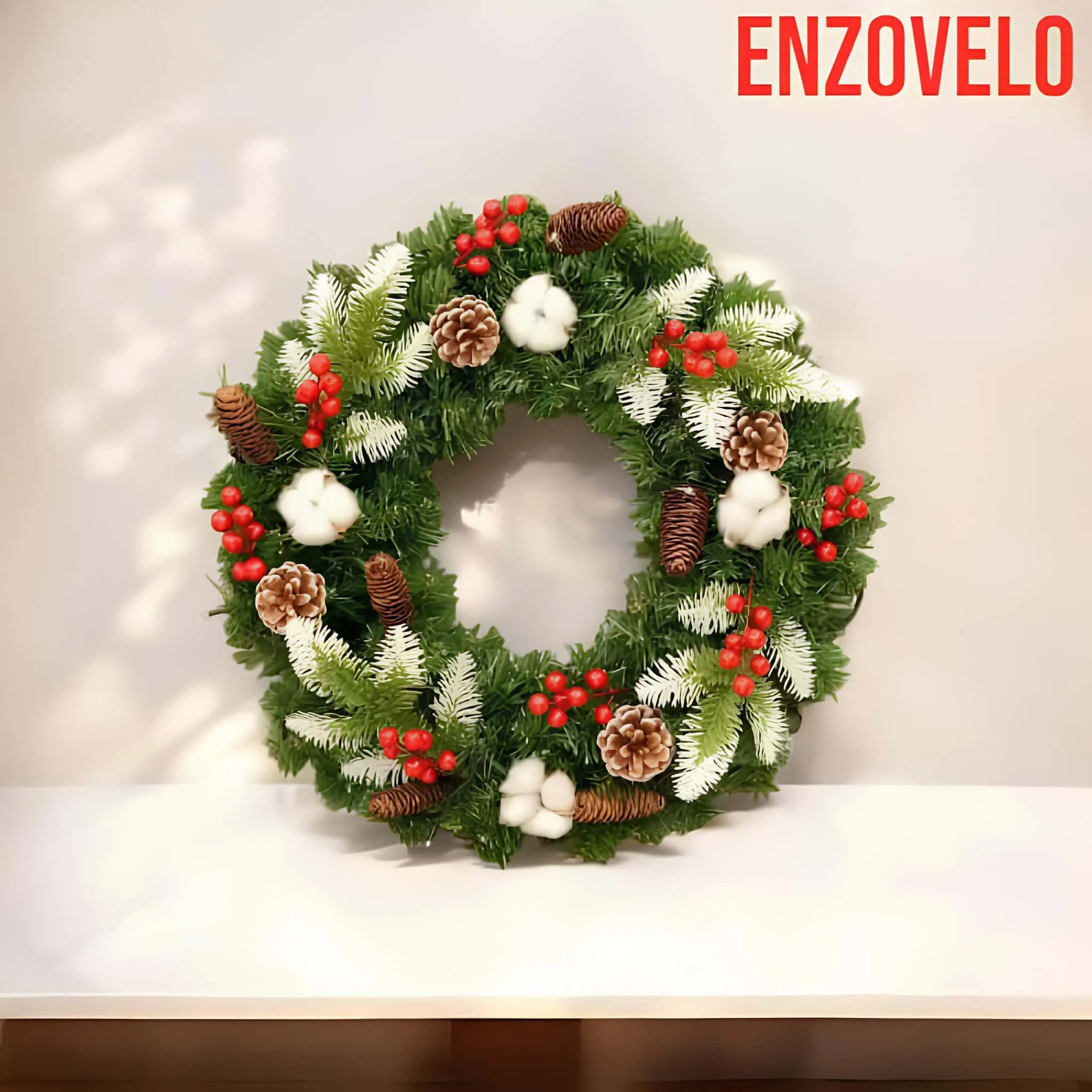 Klassische Kiefernkranz mit roter Schleife Klassischer Weihnachts-Kiefernkranz mit roter Schleife und Beeren