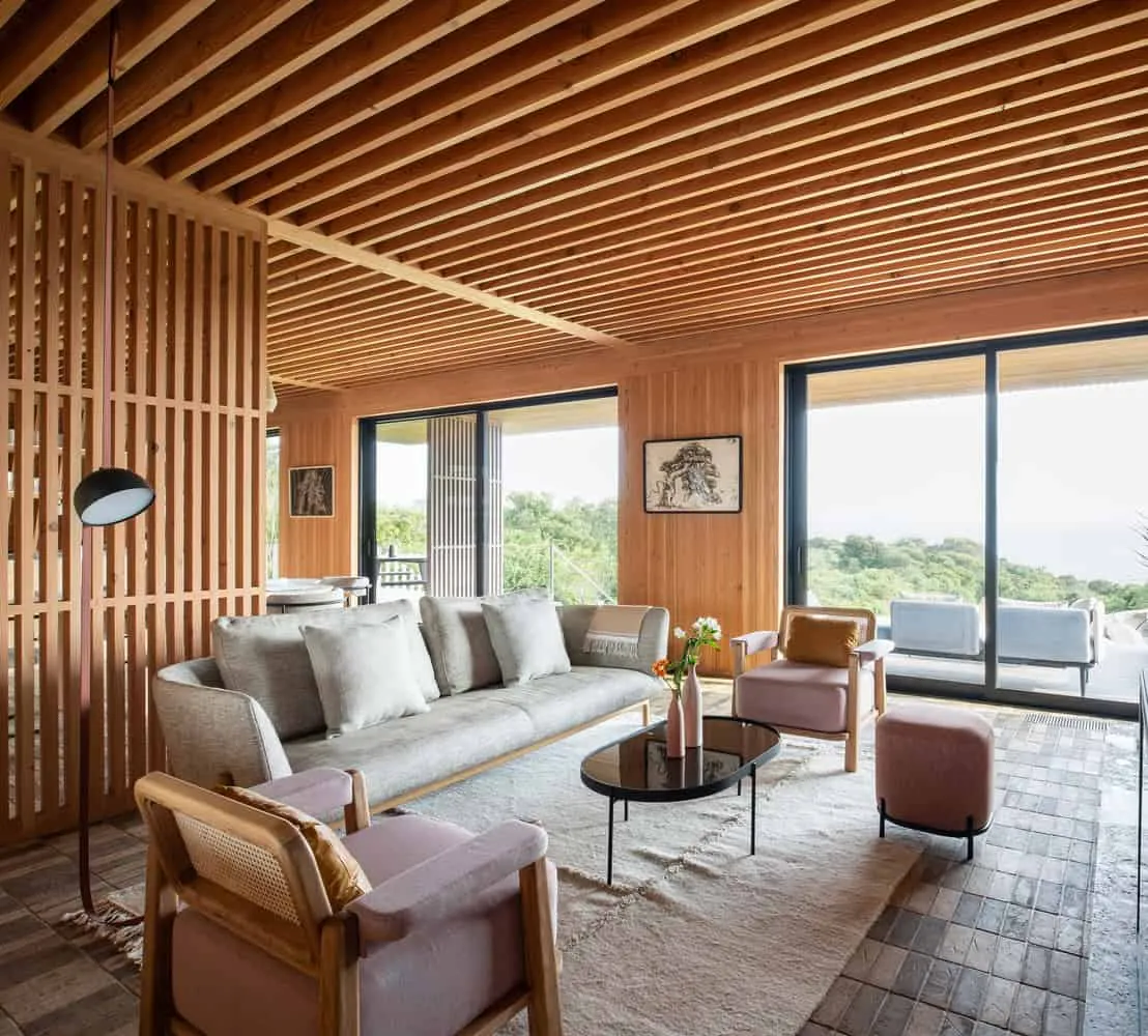 Bates Masi + Architects द्वारा डिज़ाइन किया गया Mohegan Trail Residence, लकड़ी की पट्टियों वाली छत एवं दीवारों वाला लिविंग रूम, रोड आइलैंड, संयुक्त राज्य अमेरिका