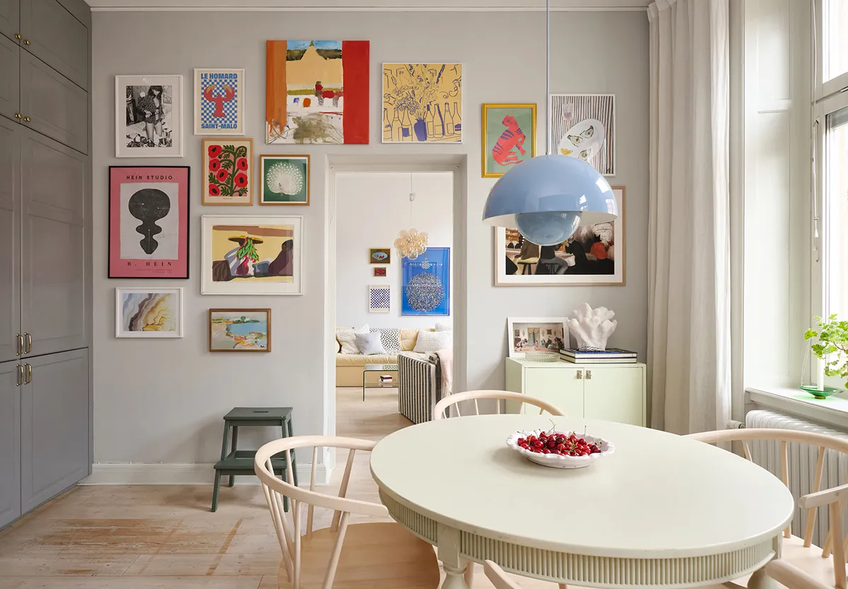 Fröhliche Akzente im Design einer kleinen Wohnung in Schweden (49 m²)