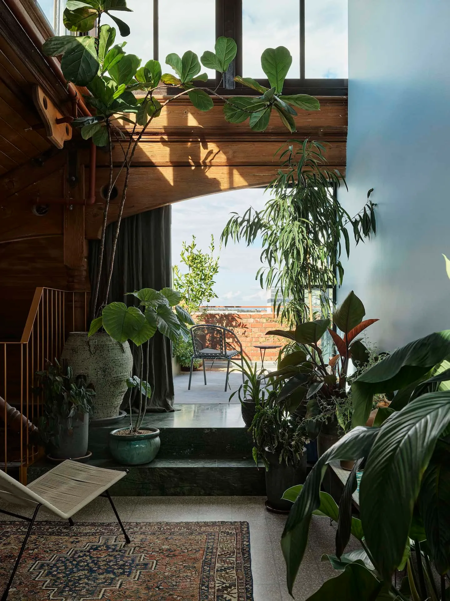 Flack Studio द्वारा Happy Haus – मेलबर्न, ऑस्ट्रेलिया का इनडोर गार्डन टेरेस