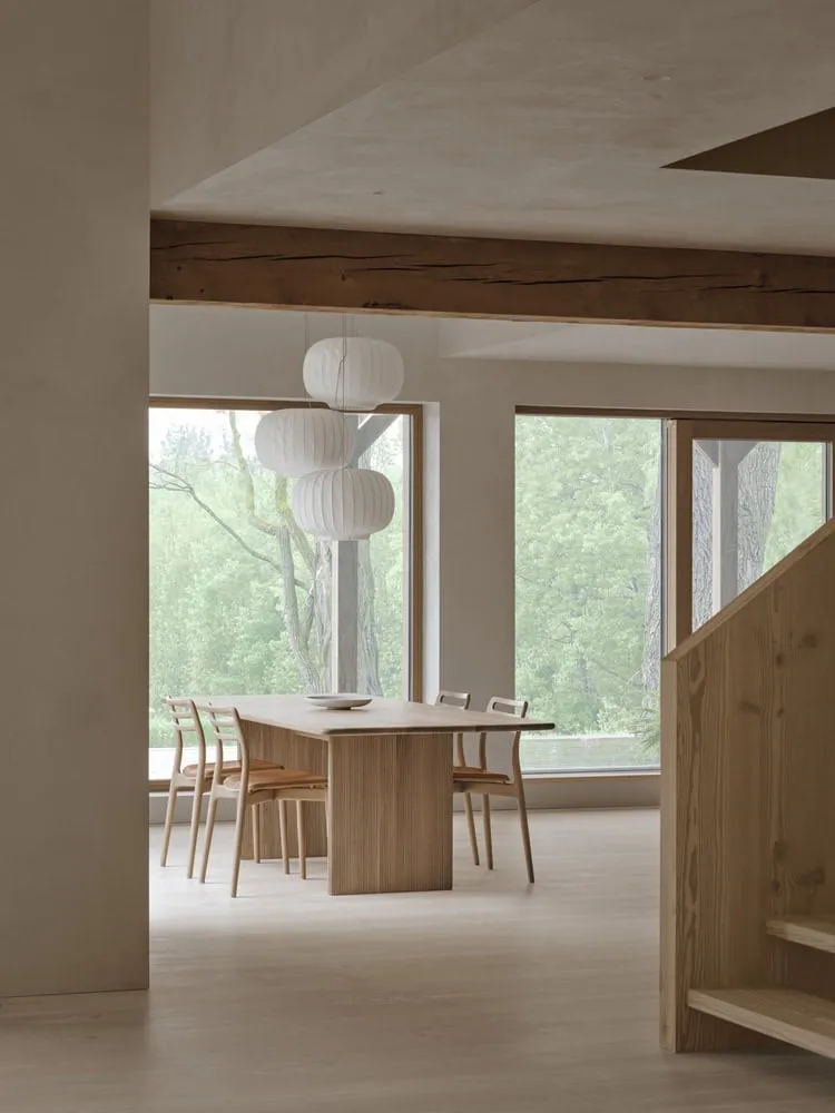 Esszimmertisch und Papierlaternen von Maison Melba bei Atelier L’Abri Essbereich von Maison Melba bei Atelier L’Abri mit Eßtisch, Stühlen sowie Papierlaternen in Frelighsburg, Quebec