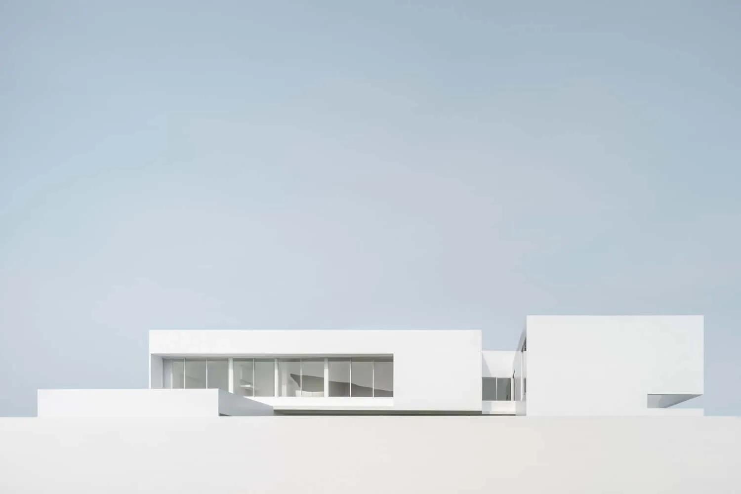 CORE Cluster设计的Lucent House花园墙上的叠层建筑 CORE Cluster在泰国帕南设计的Lucent House白色叠层建筑,耸立在花园墙之上