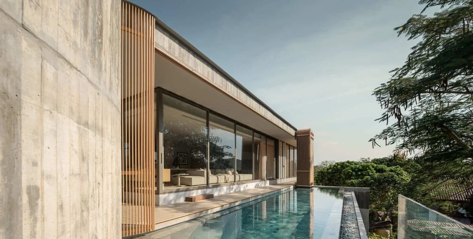 W House II Pool Facade by IDIN Architects Hochgelegtes Betongebäude mit Poolfassade bei W House II von IDIN Architects in Thailand