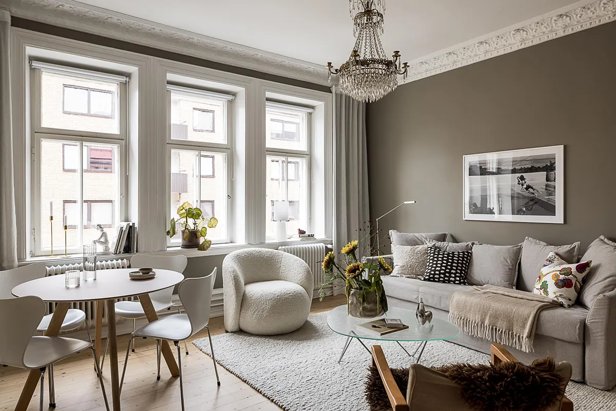 Szare ściany i delikatna dekoracja z elementami sztuki: małe mieszkanie w Göteborgu (47 m²)
