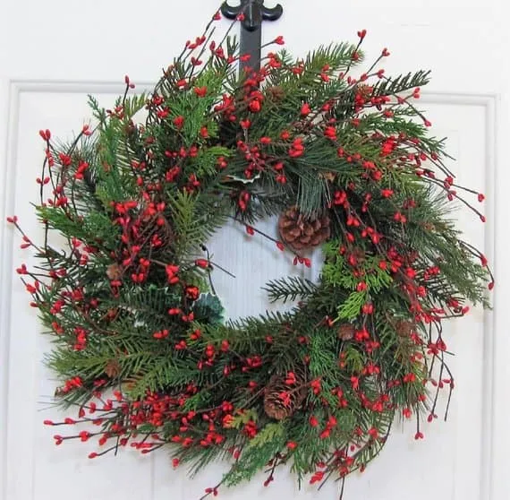 Kränz aus immergrünen Beeren und Kiefernzapfen Weihnachtskränz mit Kiefernzapfen, roten Beeren und immergrünen Zweigen