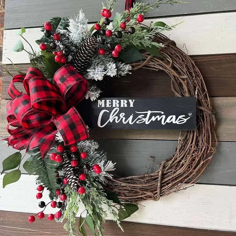 Buffalo Check Bow Berry Wreath Ländliche Weihnachtskrone aus Reben, kariertem Band und roten Beeren