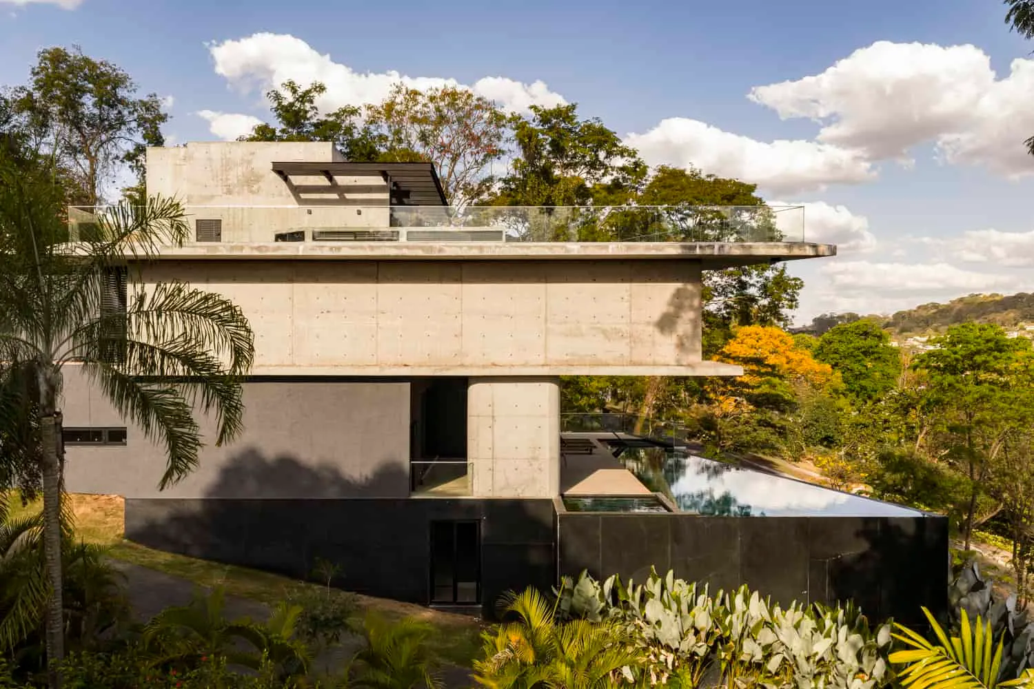 Dayala e Rafael Arquitetos Associados द्वारा बनाया गया Concreto House, साइड एलिवेशन में कंक्रीट का कंटीलीवर, गोयानिया, ब्राजील