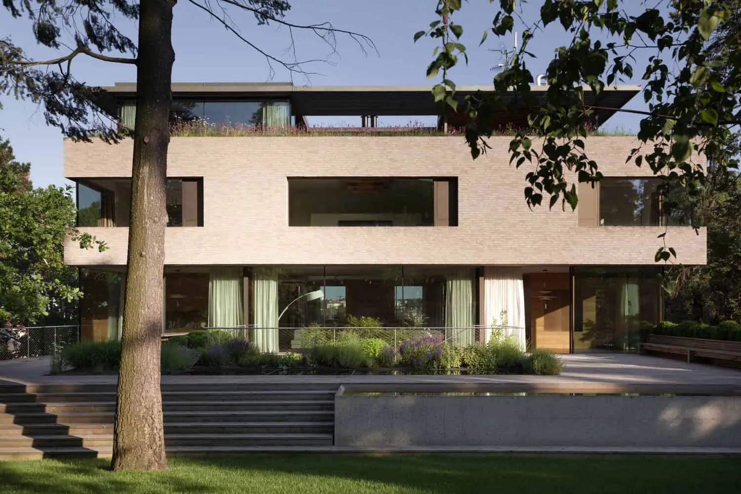 Vorderansicht mit Terrasse der Villa Vista von Znameni Ctyr Architekti Villa Vista von Znameni Ctyr Architekti, Hauptfassade aus Ziegeln mit Gartenterrasse in Prag