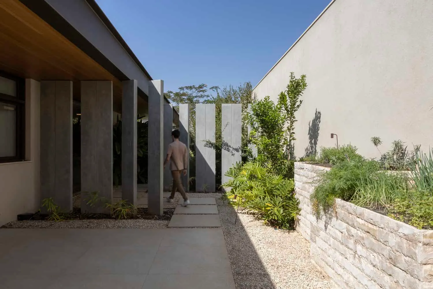 Eingangshof des FE Hauses mit vertikalen Betonflächen von N2B Arquitetura Eingangshof des FE Hauses von N2B Arquitetura mit vertikalen Betonflächen in Ribeirão Preto, Brasilien