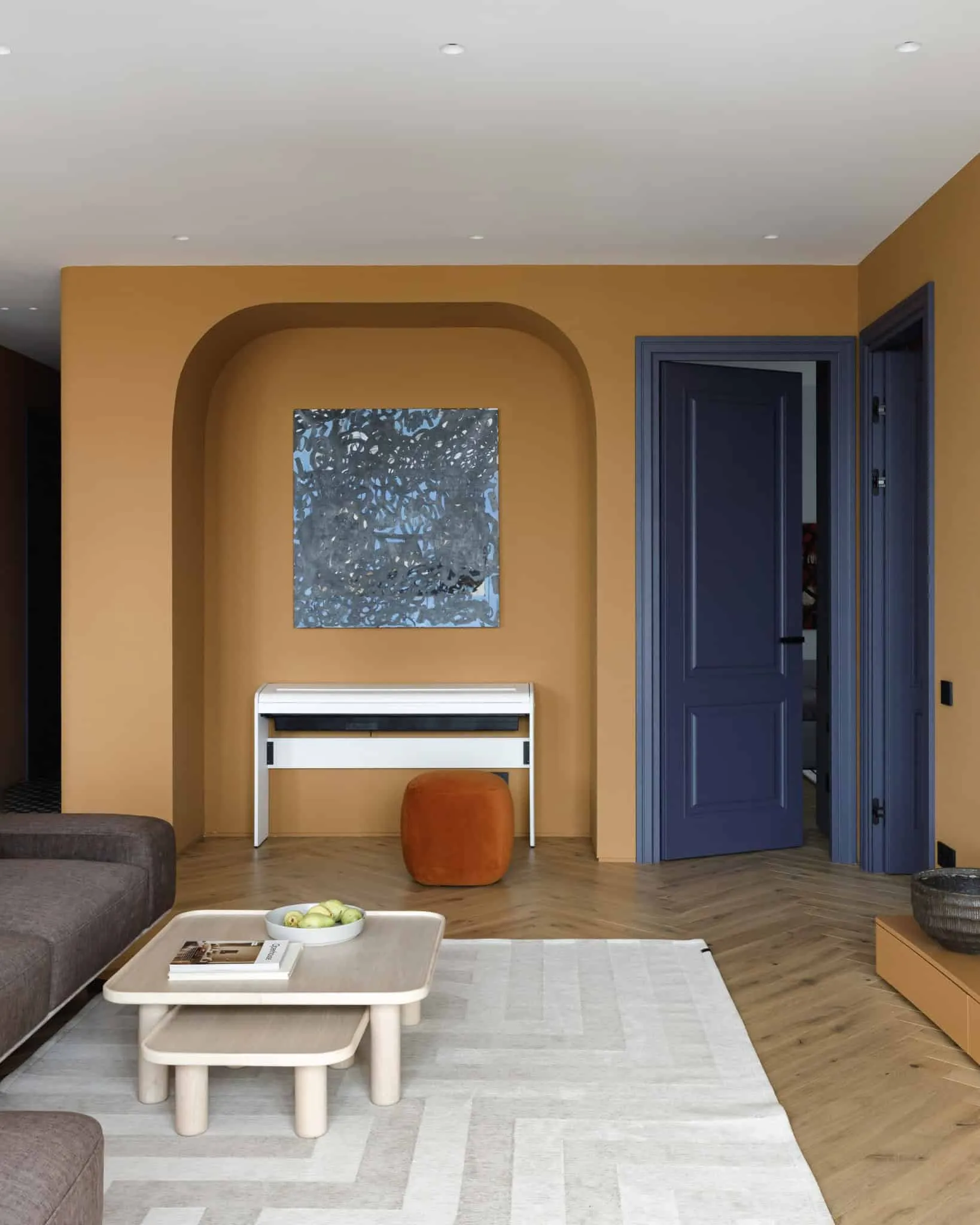 Küchenrückwand und Esszimmerelemente der Lesoparkovy-Wohnung von STARIKOVA.ARCHITECTS Helle Küchenrückwand sowie runder Esstisch in der Lesoparkovy-Wohnung von STARIKOVA.ARCHITECTS in Chelyabinsk, Russland