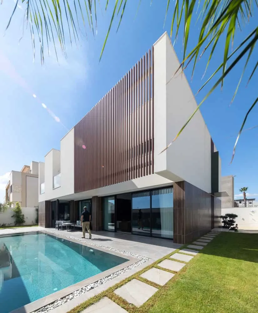 Tagesansicht am Pool von Villa H von ARK-architecture Tagesansicht am Pool von Villa H von ARK-architecture in Tunis, Tunesien