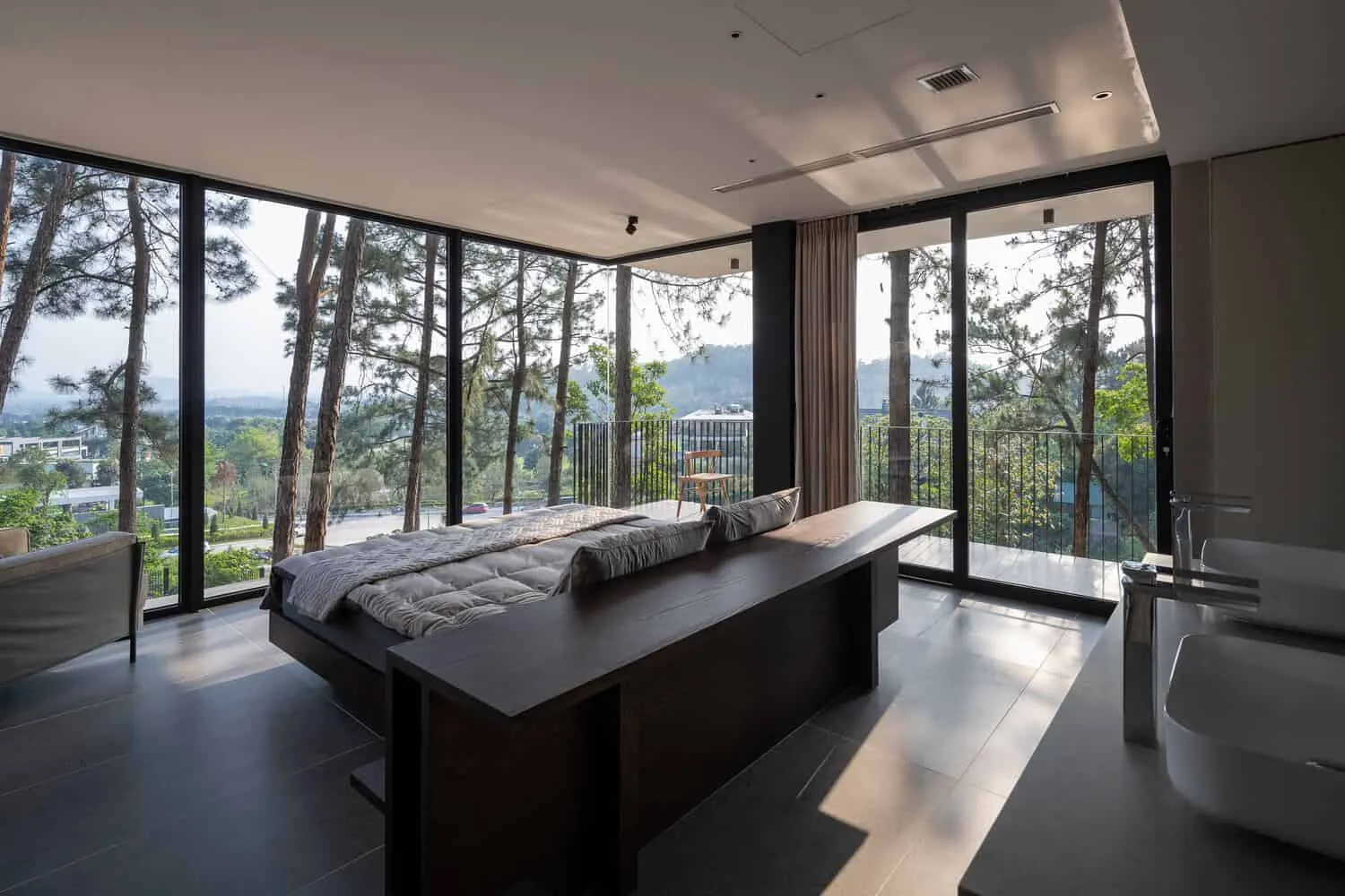 Panoramablick aus dem Schlafzimmer in der Ecke des Tam Dao Retreat House von Idee architects Schlafzimmer in der Ecke des Tam Dao Retreat House von Idee architects mit Panoramablick auf Wald und Tal in Tam Dao, Vietnam