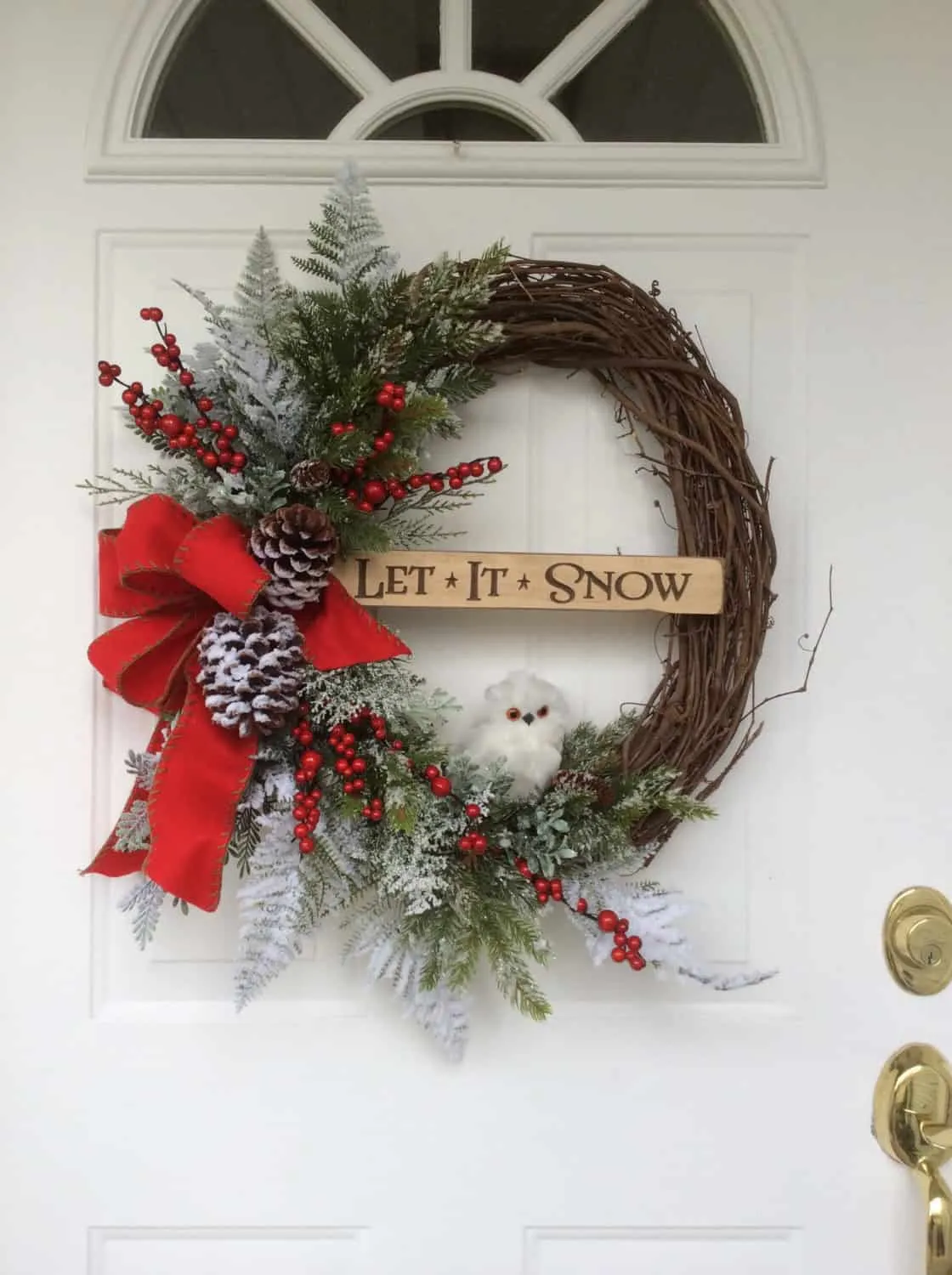 Let It Snow-Kranz aus Reben mit Eule und Beeren Rebenkranz mit roten Beeren, Kiefernzapfen, weißer Eule und „Let It Snow“-Schild