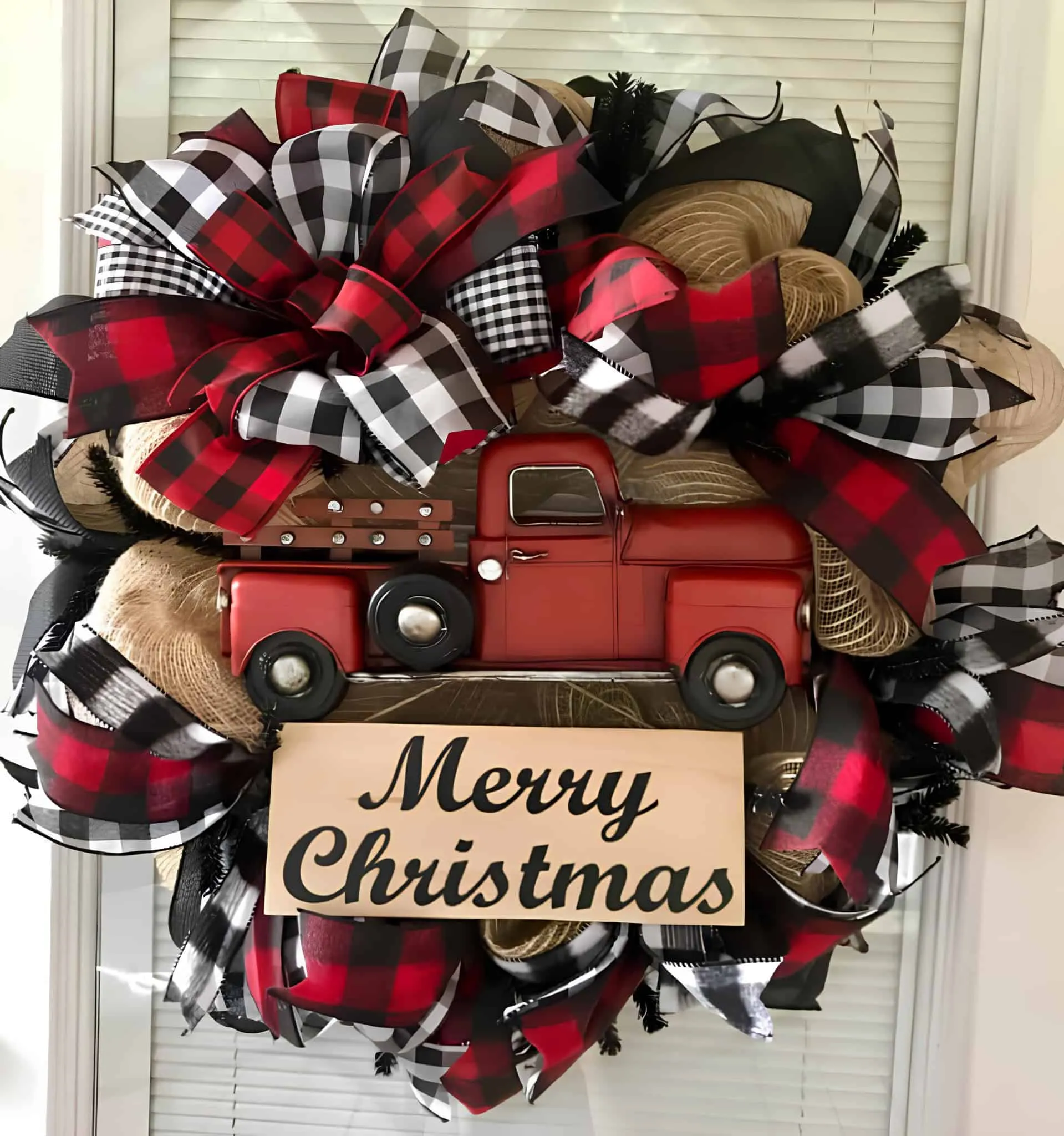 Buffalo-Plaid-LKW-Leinen-Weihnachtskranz Leinen-Weihnachtskranz mit Buffalo-Plaid-Bändern sowie einem vintageroten LKW-Schild zum Frohen Weihnachtsfest
