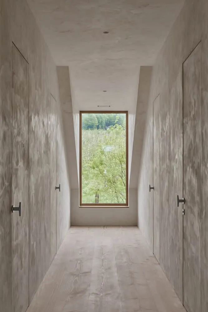 Maison Melba Korridorffenster mit Waldblick von Atelier L’Abri Korridorf der Maison Melba von Atelier L’Abri mit Himmelslichtdecke und gerahmtem Waldblick in Frelighsburg, Quebec