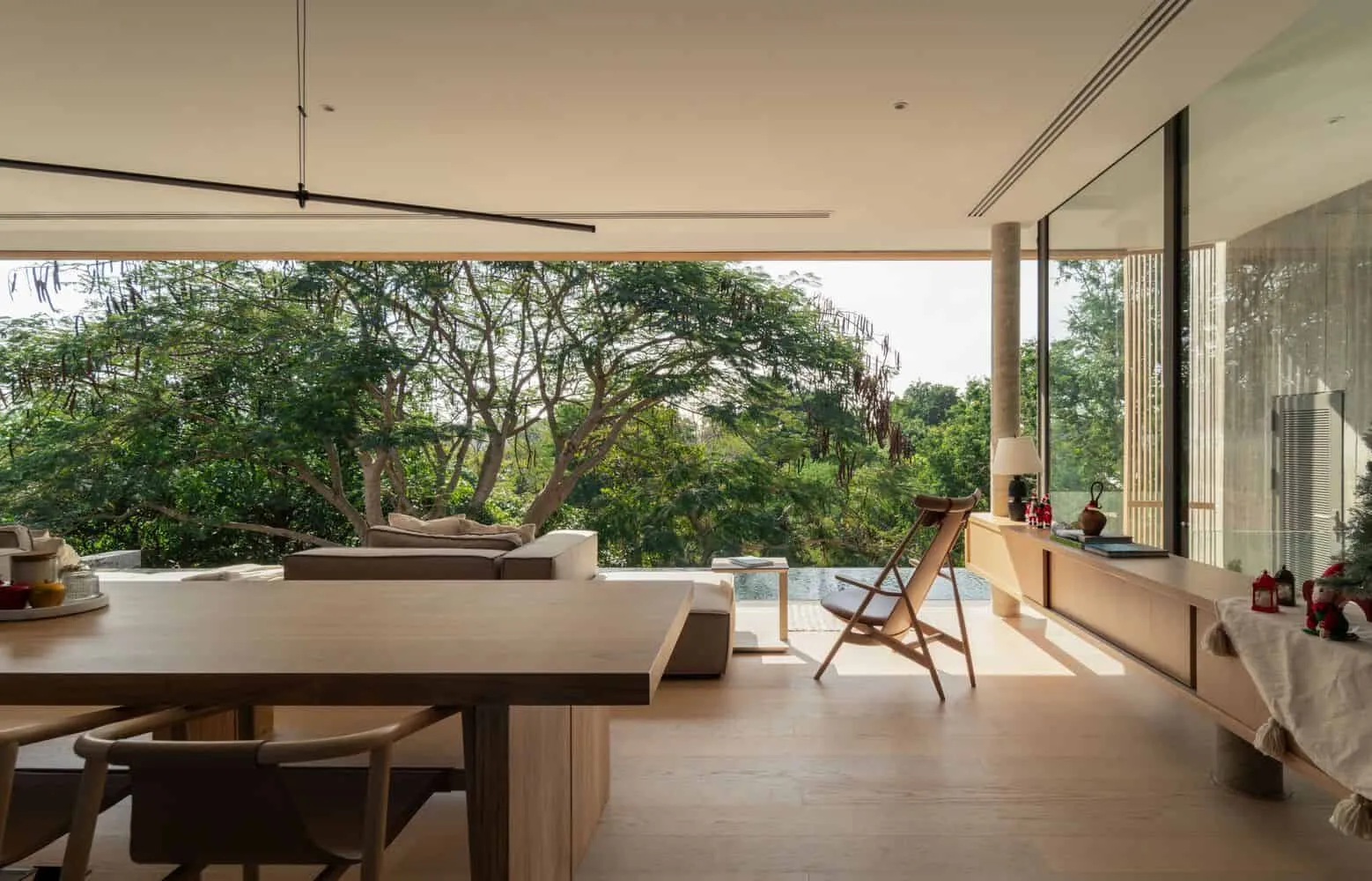 Essbereich-Terrasse in W House II von IDIN Architects Essbereich in W House II von IDIN Architects mit Ausblick auf eine Terrasse im Wald in Thailand
