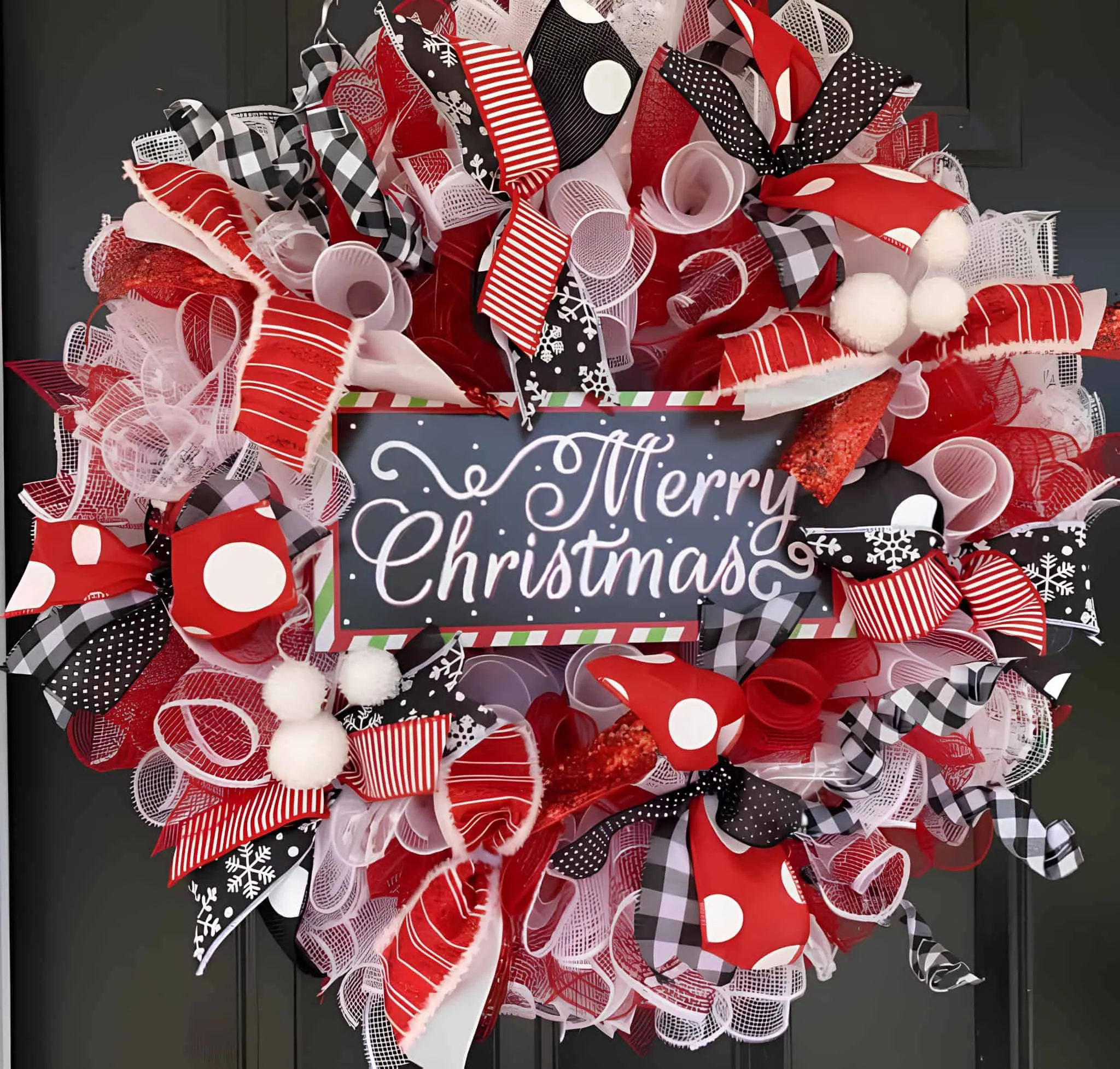 Weihnachtskranz mit Punktbändern in Rot, Weiß und Schwarz Fantastischer Kranz aus Bändern in Rot, Weiß und Schwarz mit Punkten sowie einem „Frohe Weihnachten“-Schild