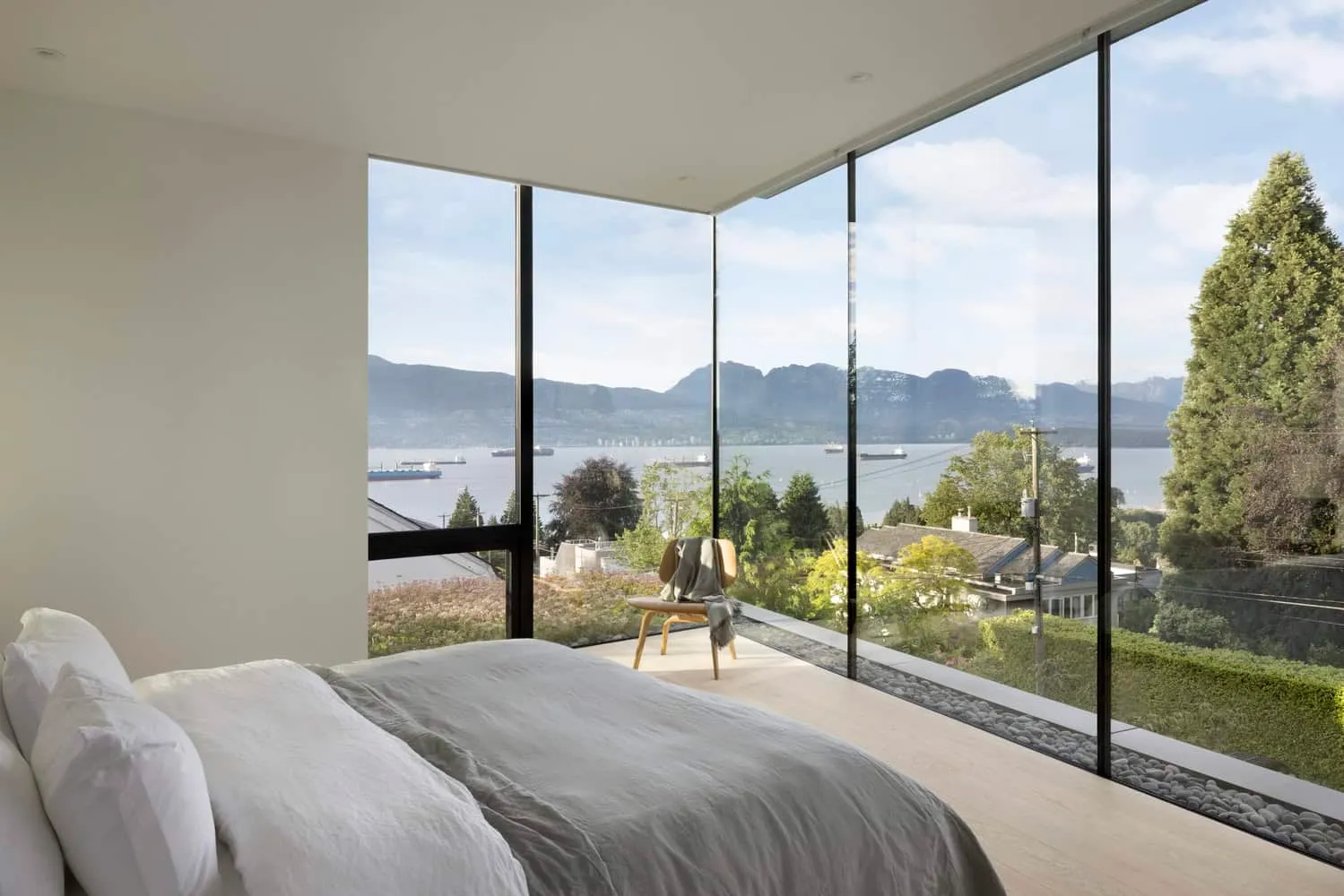 Innenausstattung des Schlafzimmers im Yield House von Splyce Design in Vancouver