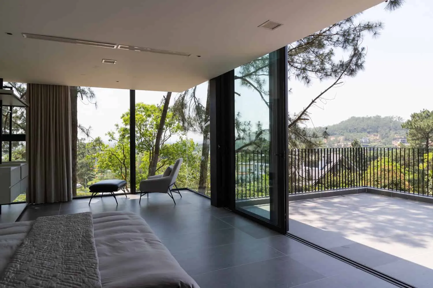 Blick von der Terrasse des Hauptschlafzimmers im Tam Dao Retreat House von Idee architects Hauptschlafzimmer des Tam Dao Retreat House von Idee architects mit Zugang zu einer großen Terrasse in Tam Dao, Vietnam