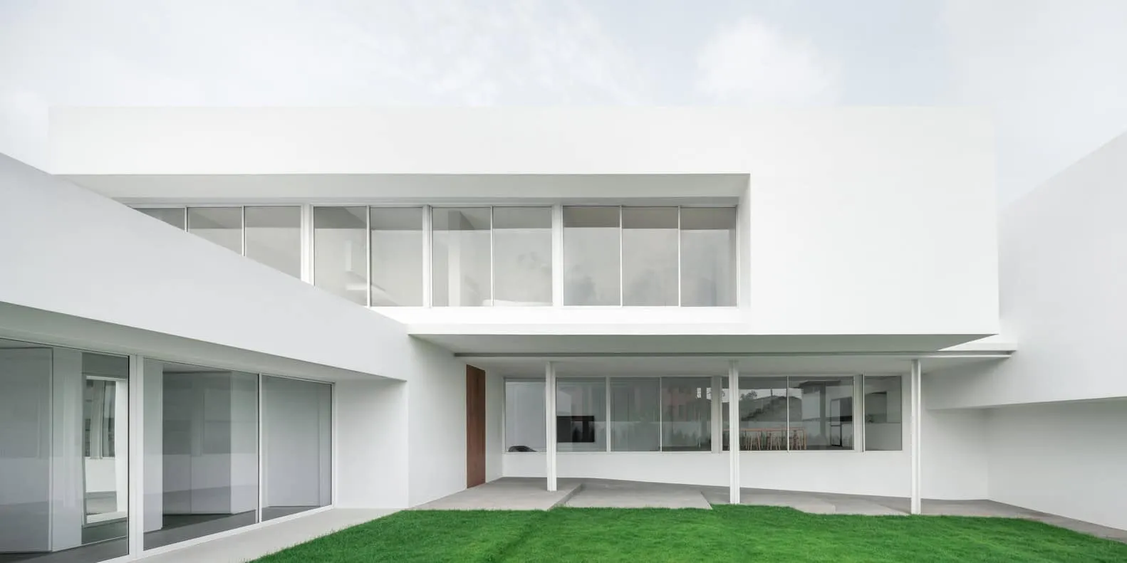 CORE Cluster设计的Lucent House庭院全景立面图 泰国帕南地区CORE Cluster设计的Lucent House庭院全景立面图
