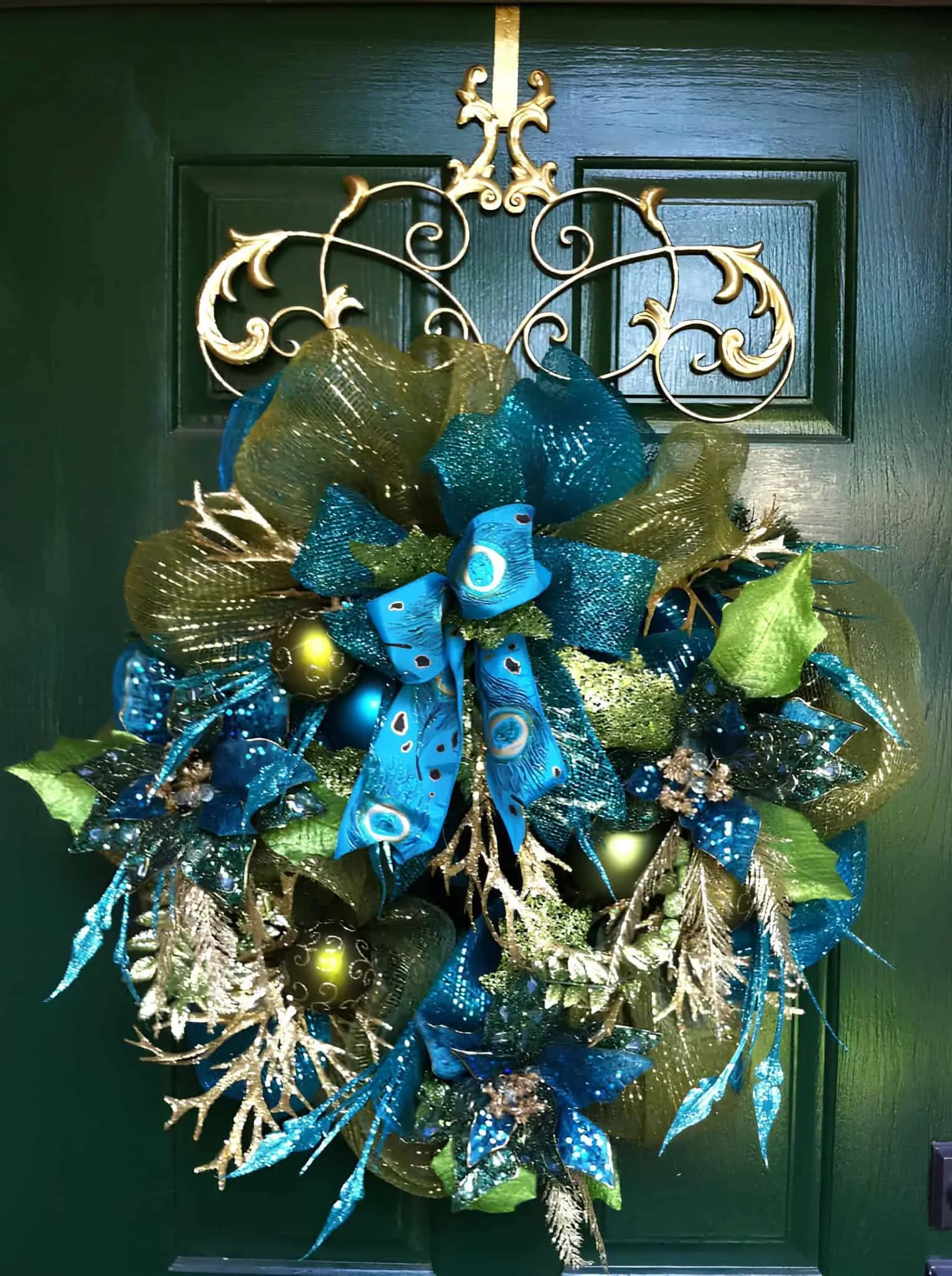 Blauer und grüner Pfauen-Schleifen-Kranz Weihnachtskranz im Pfauenstil mit blauen, grünen und goldenen Bändern