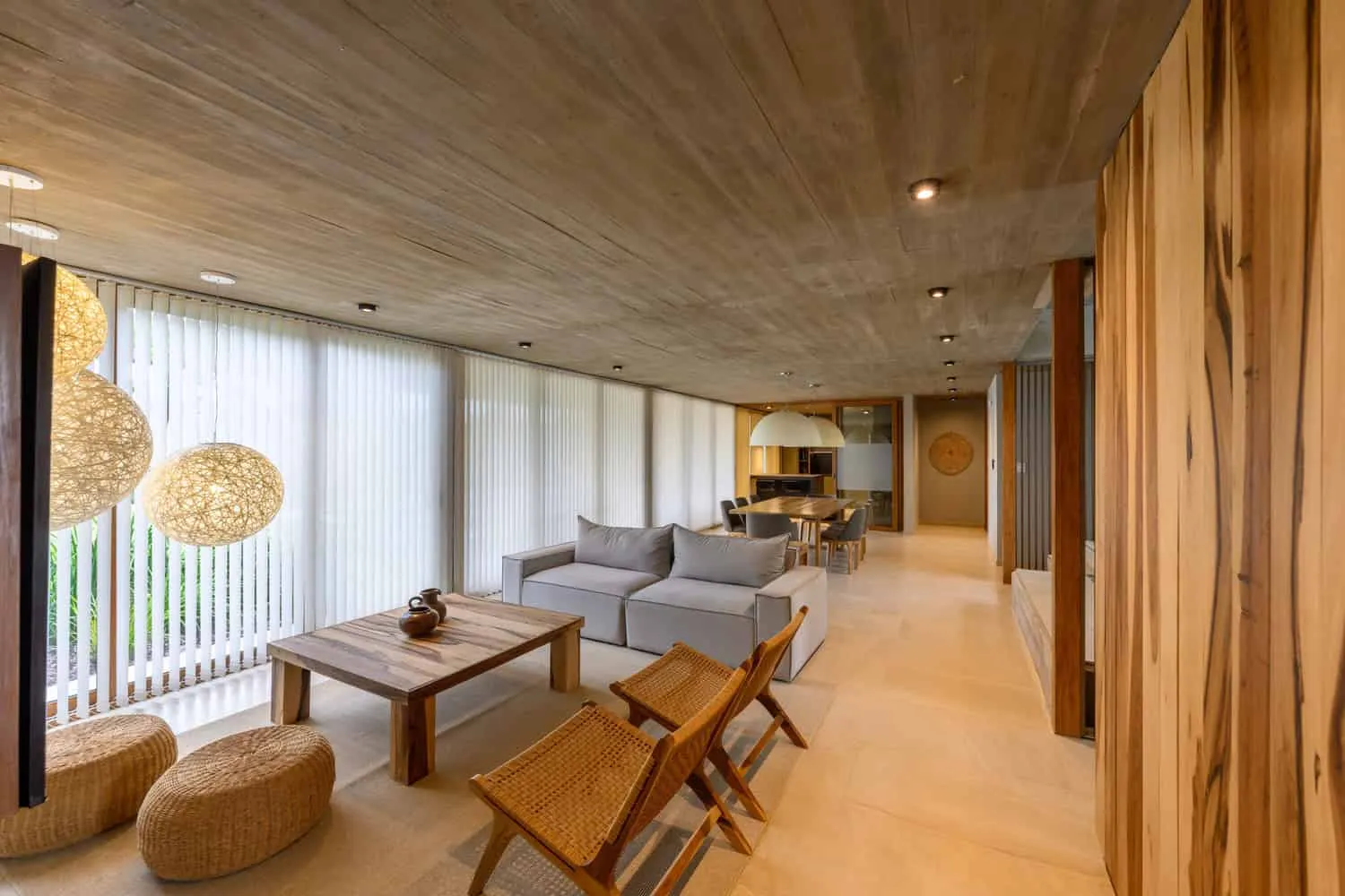 House G Living Lounge Vertical Blinds von Karlen + Clemente House G von Karlen + Clemente – Wohnzimmer mit vertikalen Jalousien, Río Tercero