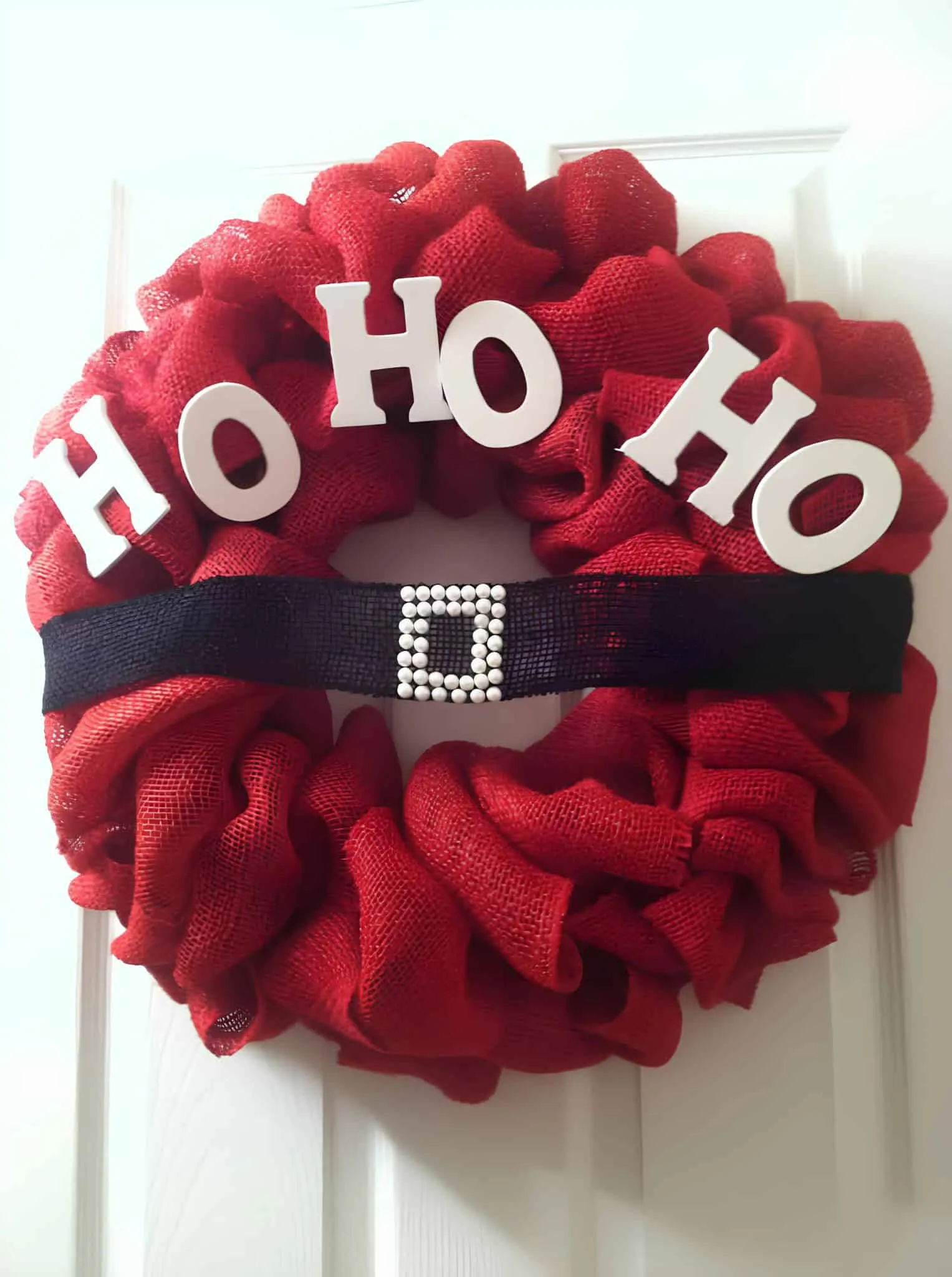 Santa Belt HO HO HO Burlap Wreath Roter Jutekranz mit den Buchstaben HO HO HO sowie einem schwarzen Gürtel von Santa mit Schnalle