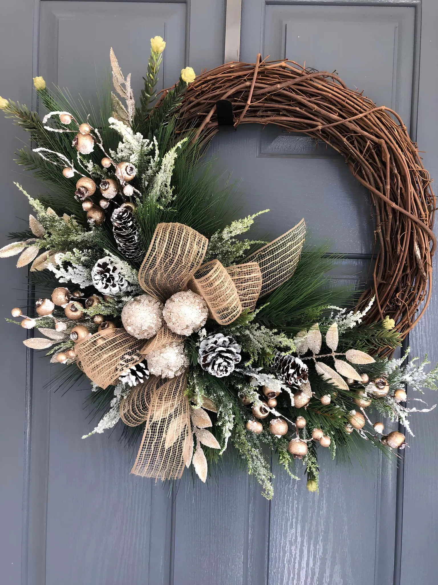 Gefroster Kiefernzapfen & Leinenschnur – Holzweihnachtskranz Eleganter Holzkranz in Form einer Rebe mit gefrorenen Kiefernzapfen, Champagnerakzenten und einem Leinenschnurbogen