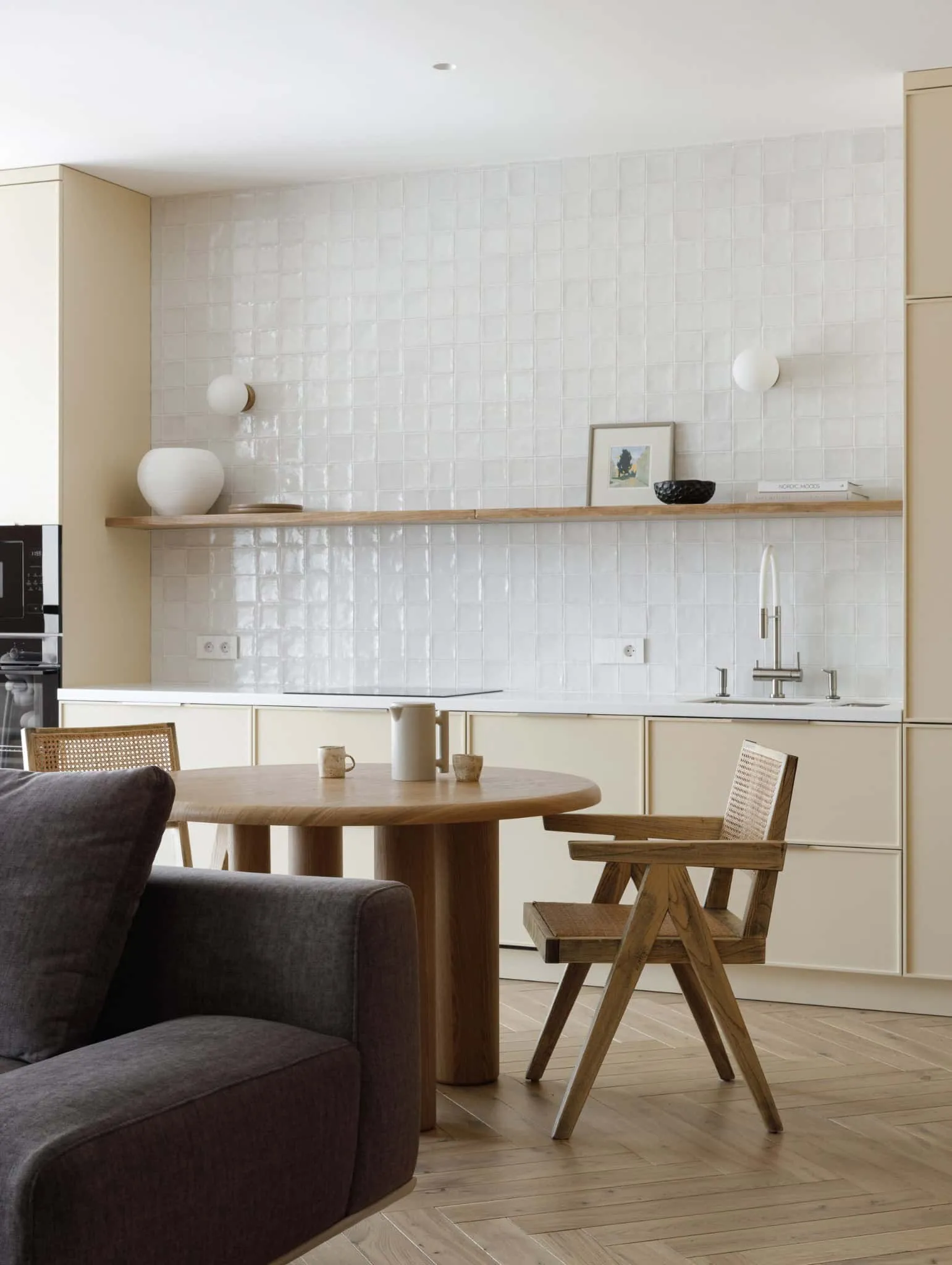 Wohnzimmer-Sofa-Küchenansicht aus der Wohnung in Lesoparkovy von STARIKOVA.ARCHITECTS Wohnzimmer und Sofa in der Wohnung in Lesoparkovy von STARIKOVA.ARCHITECTS mit Blick auf eine kühl gestaltete Küche in Chelyabinsk, Russland