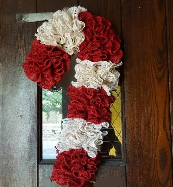 Weihnachtskranz aus Sackleinen in Zuckerrübenscheiben-Form Roter und weißer Stoffkranz als Türdekoration, handgefertigte Rüschen aus Stoff, ideal für rustikale oder ländliche Weihnachtsdekorationen. Einzigartiges Textilkunstwerk für die Dekoration des Ferienhauses, kreative Dekoideen.