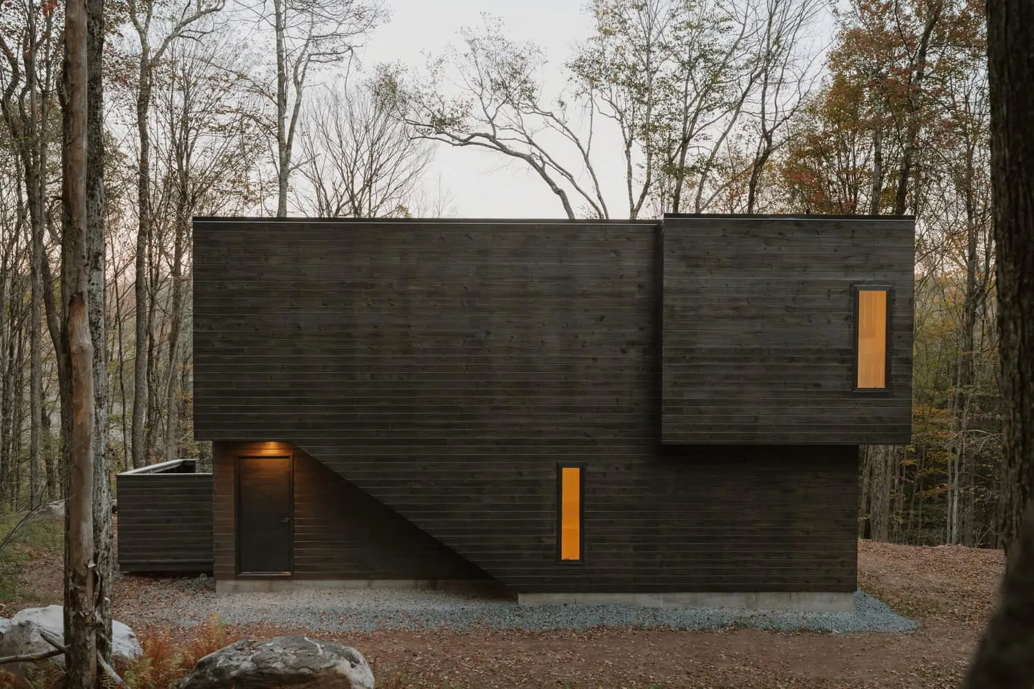Forest Edge House Side Elevation by Marc Thorpe Design Seitenaufnahme des Forest Edge House mit unauffälligem Eingang im Wald von New York