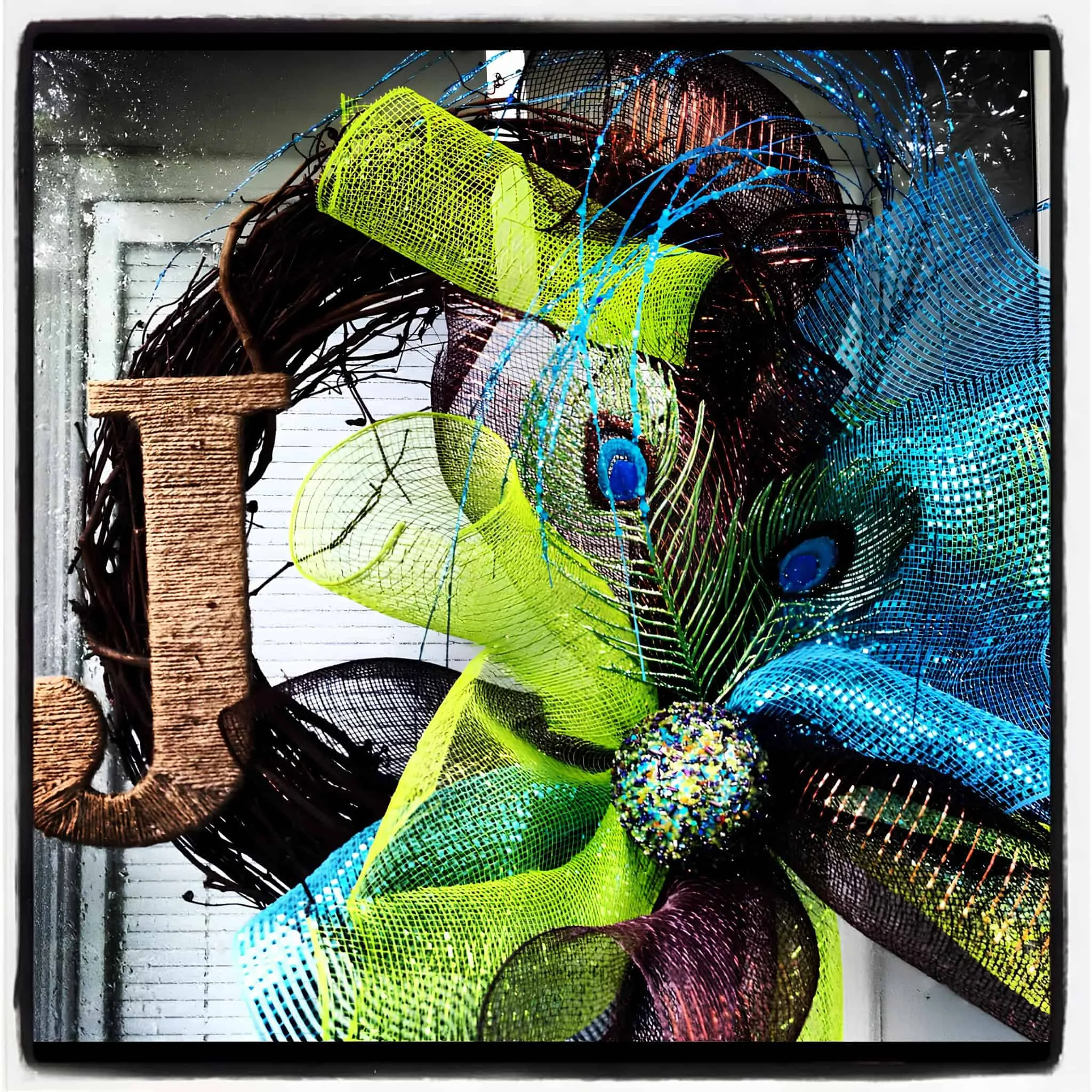 Peacock Mesh Ribbon Wreath Krone mit Rebenbasis, Pfauenschwingen sowie Schleife aus Mesh-Bändern in Türkis und Limette