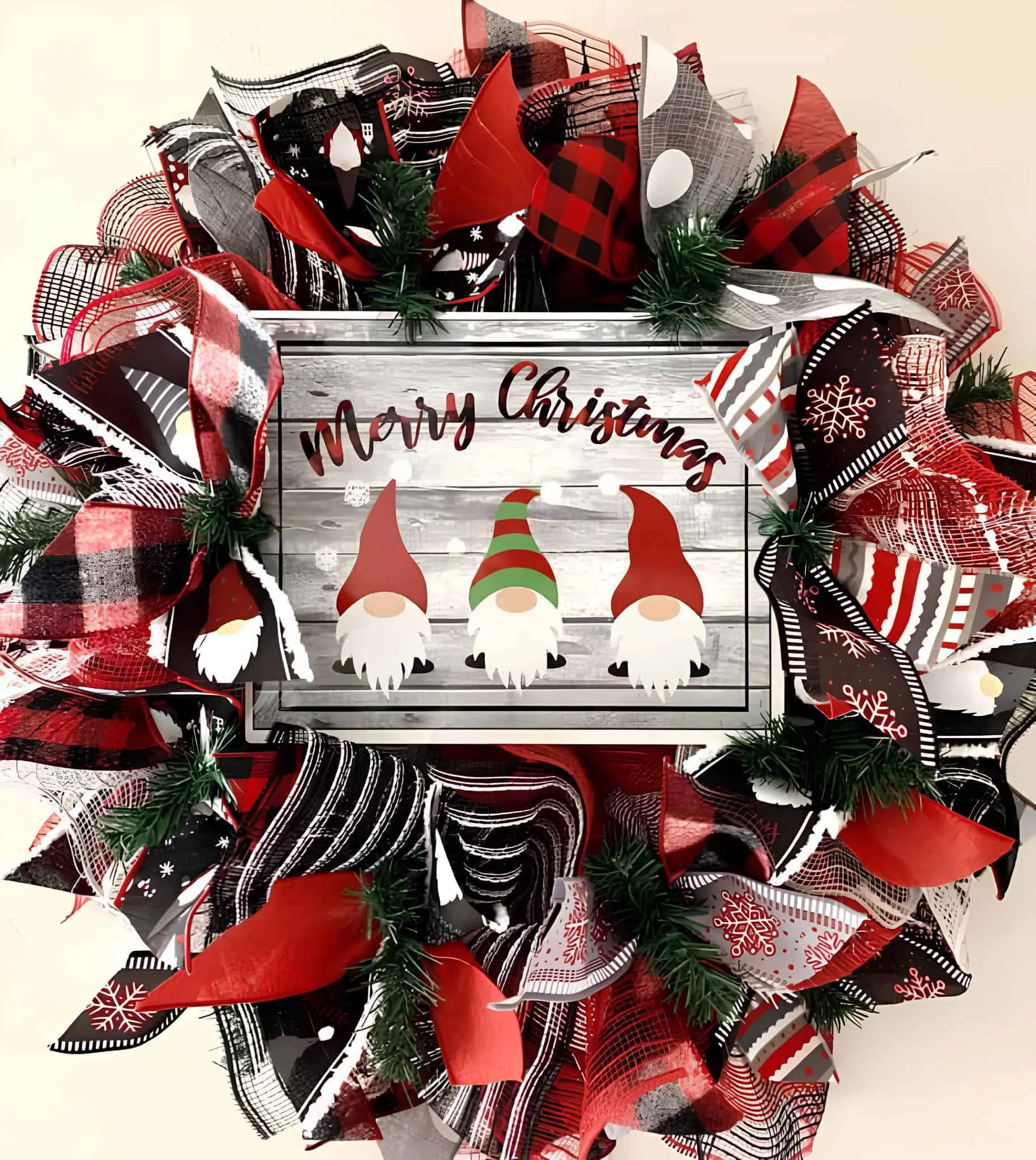Kranz aus Bändern mit Weihnachtsgnomen Kranz aus Bändern mit der Aufschrift Weihnachtsgnomen in Rot, Schwarz und Weiß