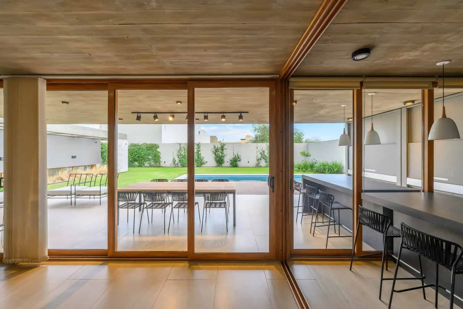 House G Glass Doors Patio Pool by Karlen + Clemente House G von Karlen + Clemente – Glastüren in voller Höhe zum Patio und Pool, Río Tercero