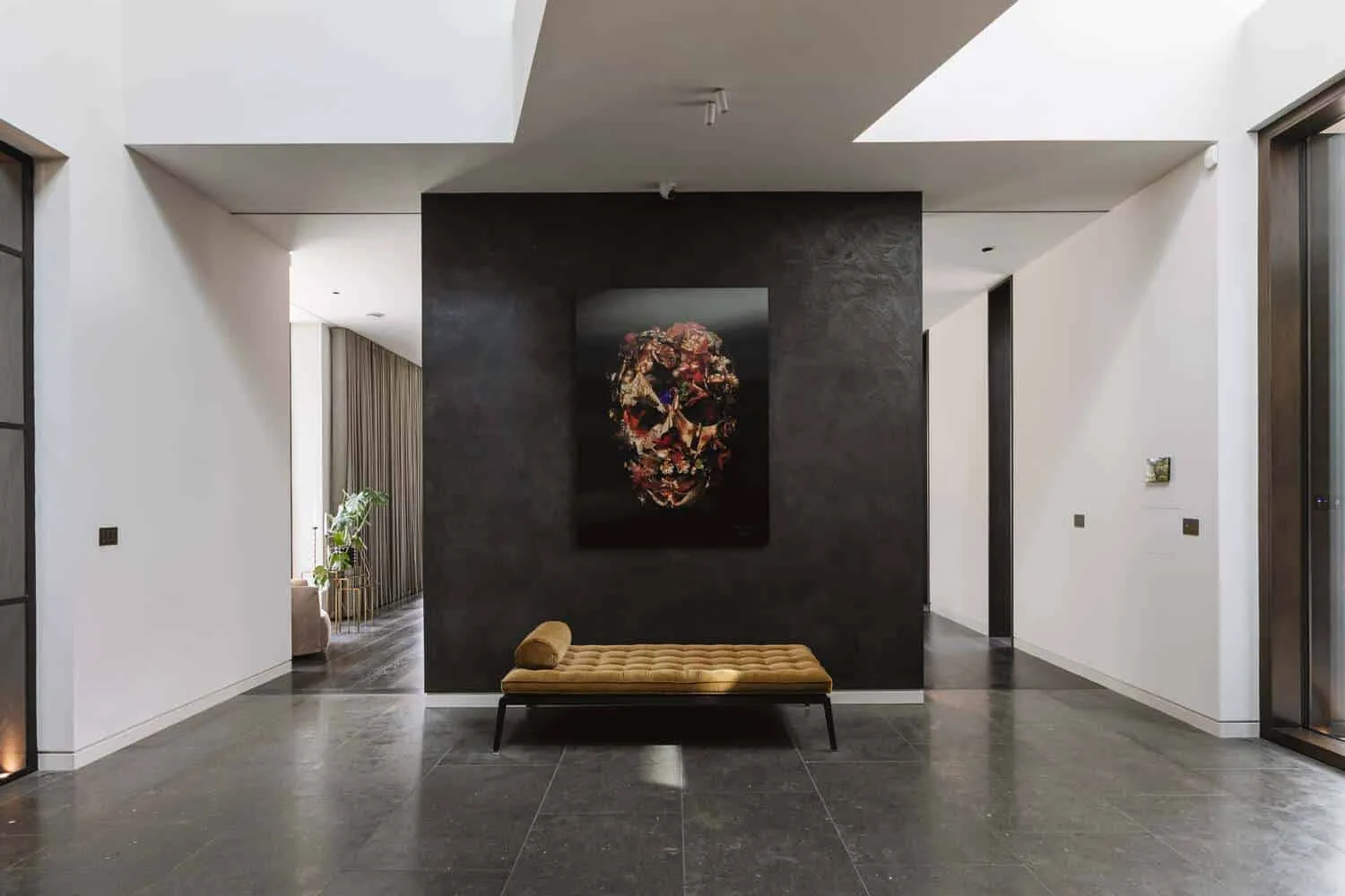 यूनाइटेड किंगडम के बकिंघमशायर में स्थित Des Ewing Architects द्वारा डिज़ाइन किए गए Weavers – Seer Green House का गैलरी स्थान, जिसमें स्काईलाइट्स, कलाकृतियाँ एवं बेंच हैं