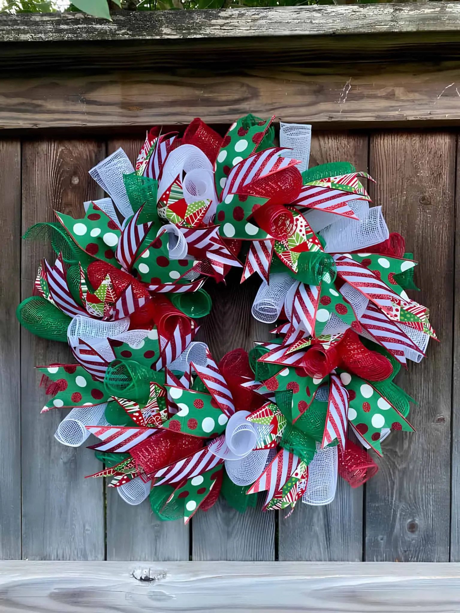 Kranz mit Bändern in Zuckerstreifen- und Polkadot-Muster Deco-Netzkranz in Rot, Weiß und Grün mit Zuckerstreifen- und Polkadot-Bändern