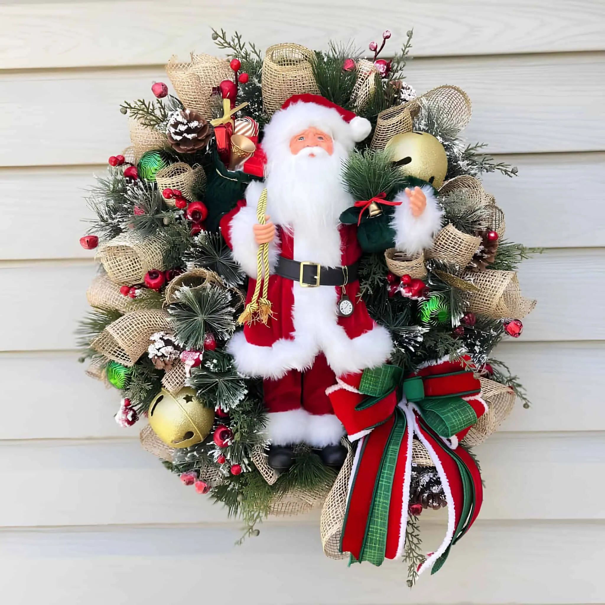 Burlap & Bells Santa Wreath Klassische Weihnachtskranz mit Jute, Glöckchen und Kiefernzweigen