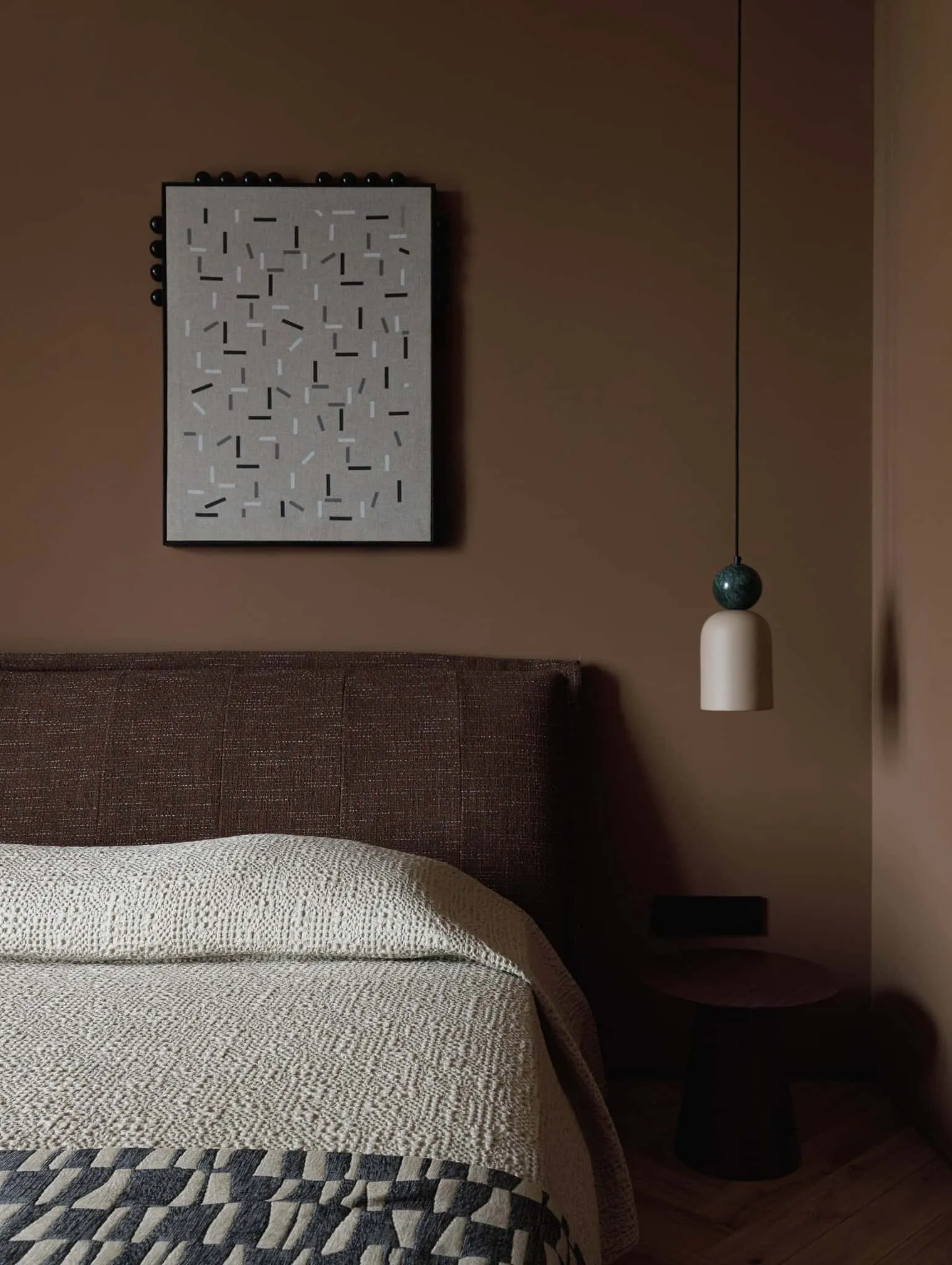 Lesoparkovy Apartment – Kunstlampe als Kopfteil für das Schlafzimmer von STARIKOVA.ARCHITECTS Schlafzimmer im Lesoparkovy Apartment mit braunem Kopfteil, Wandkunst und Hängelampe von STARIKOVA.ARCHITECTS in Chelyabinsk, Russland