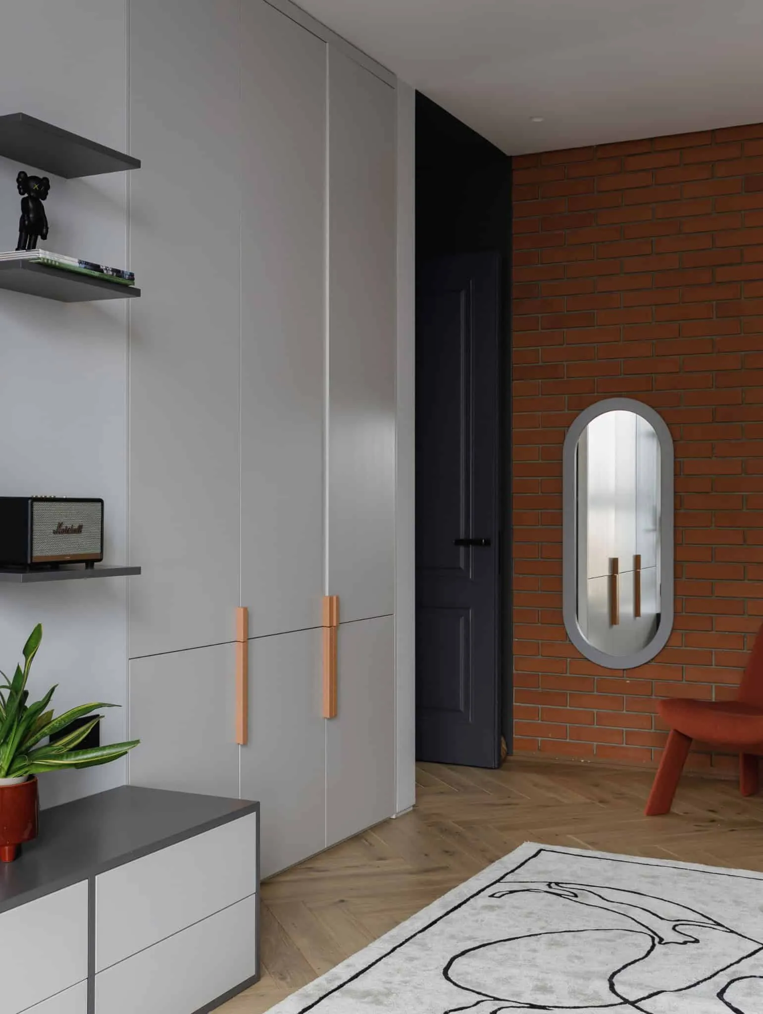Wandgarderoben und Ziegelwand im Kinderzimmer der Lesoparkovy-Wohnung von STARIKOVA.ARCHITECTS Wandgarderoben und Ziegelwand im Kinderzimmer der Lesoparkovy-Wohnung von STARIKOVA.ARCHITECTS