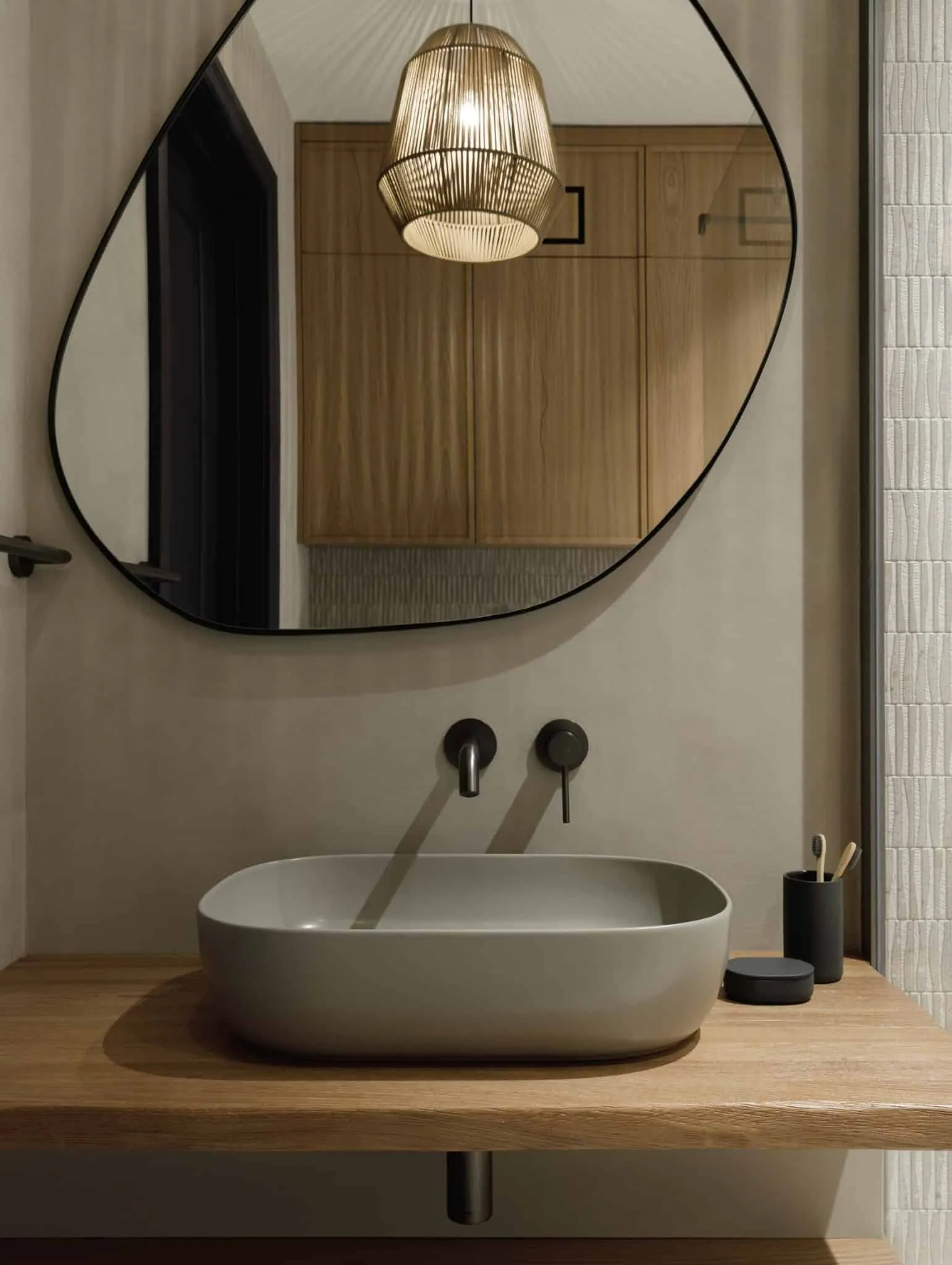 Organisches Spiegel in der Badezimmer des Lesoparkovy-Apartments von STARIKOVA.ARCHITECTS Skulpturales organisches Spiegel über dem Waschtisch im Badezimmer des Lesoparkovy-Apartments von STARIKOVA.ARCHITECTS