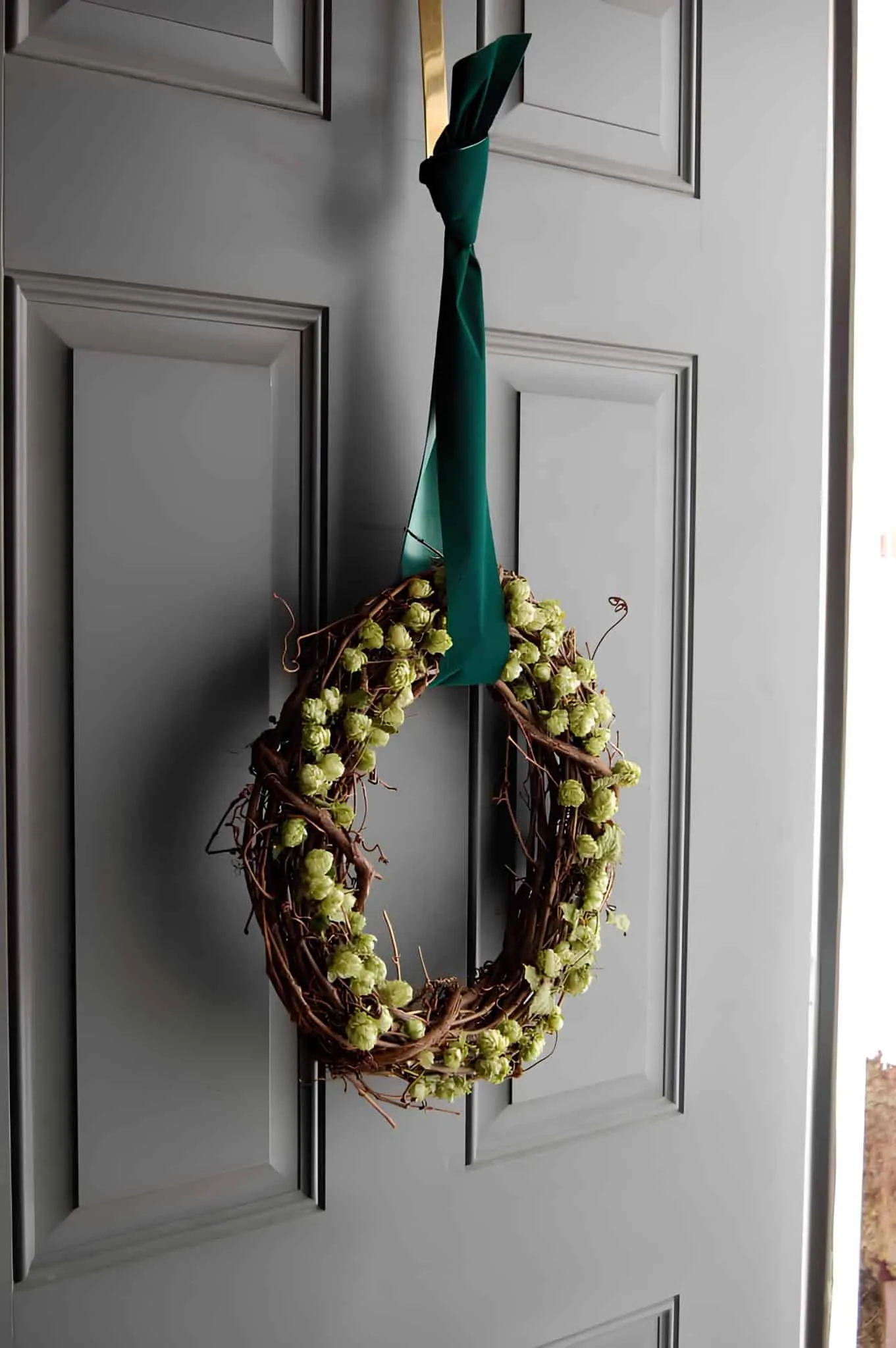 Weinreben-Hopf-Kegel-Kranz Natürlicher Weinrebenkranz, verziert mit grünen Hopfkegeln und einem langen grünen Hänger