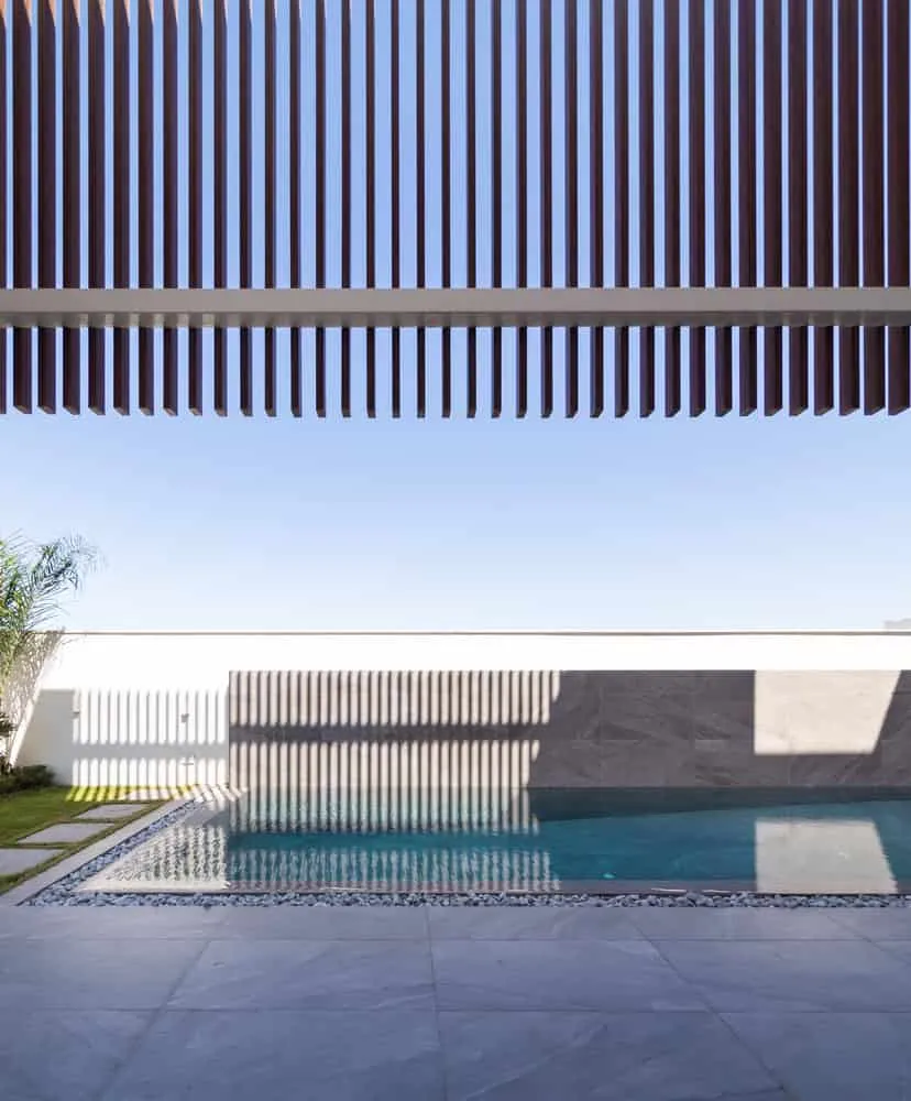 Überdachung des Schwimmbeckens von Villa H von ARK-architecture Schwimmbecken von Villa H mit architektonischer Überdachung von ARK-architecture in Tunis, Tunesien