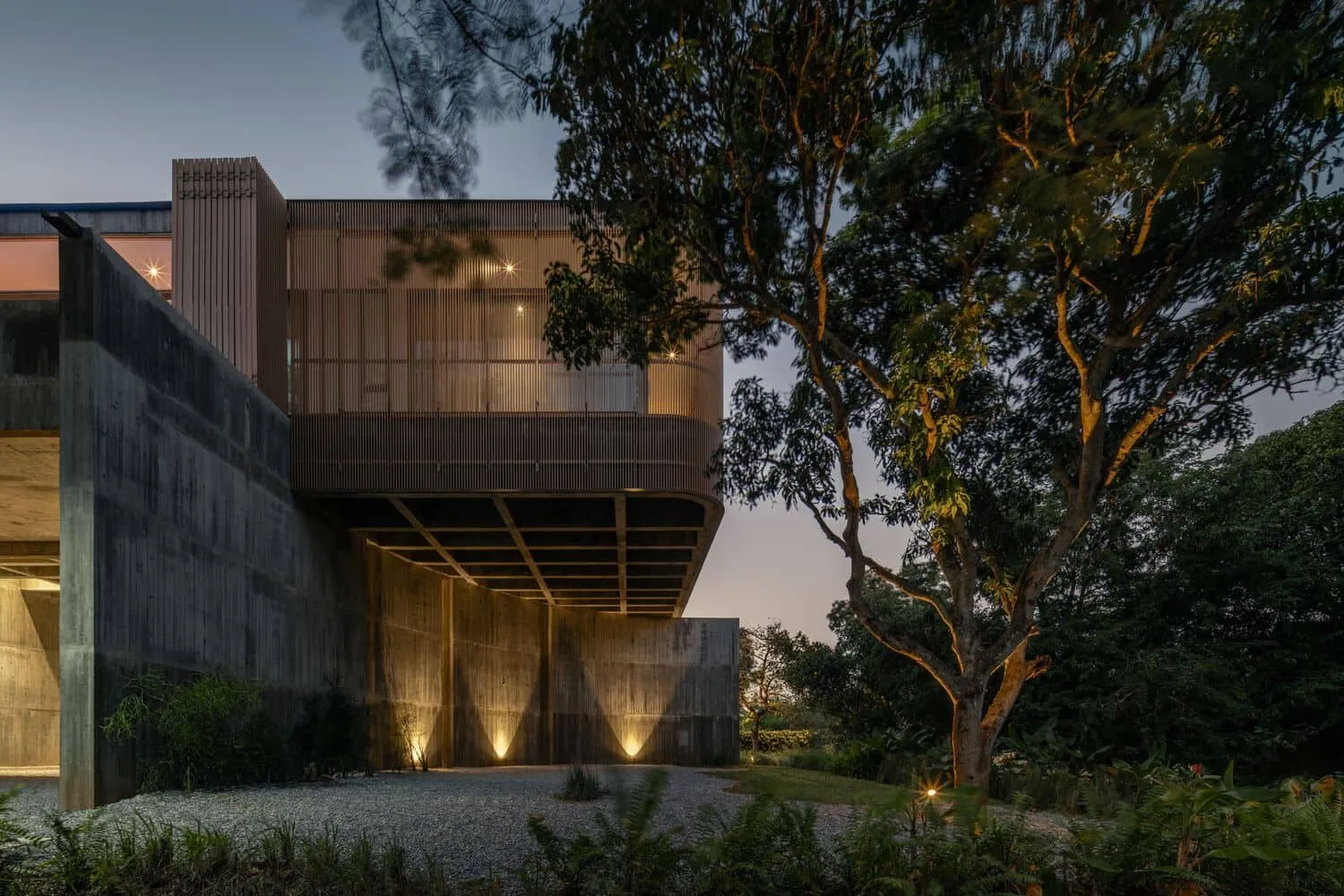 W House II mit vorspringendem Gebäudeteil von IDIN Architects Der vorspringende obere Gebäudeteil von W House II von IDIN Architects bei Dämmerung in Thailand