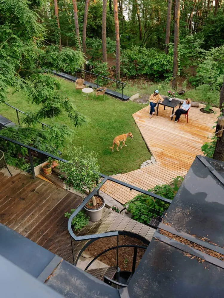 Überblick über den Garten- und Holzdeckbereich des Skubianka-Hauses von SZCZ Jakub Szczesny Garten und Holzdeck des Skubianka-Hauses von SZCZ Jakub Szczesny in Skubianka