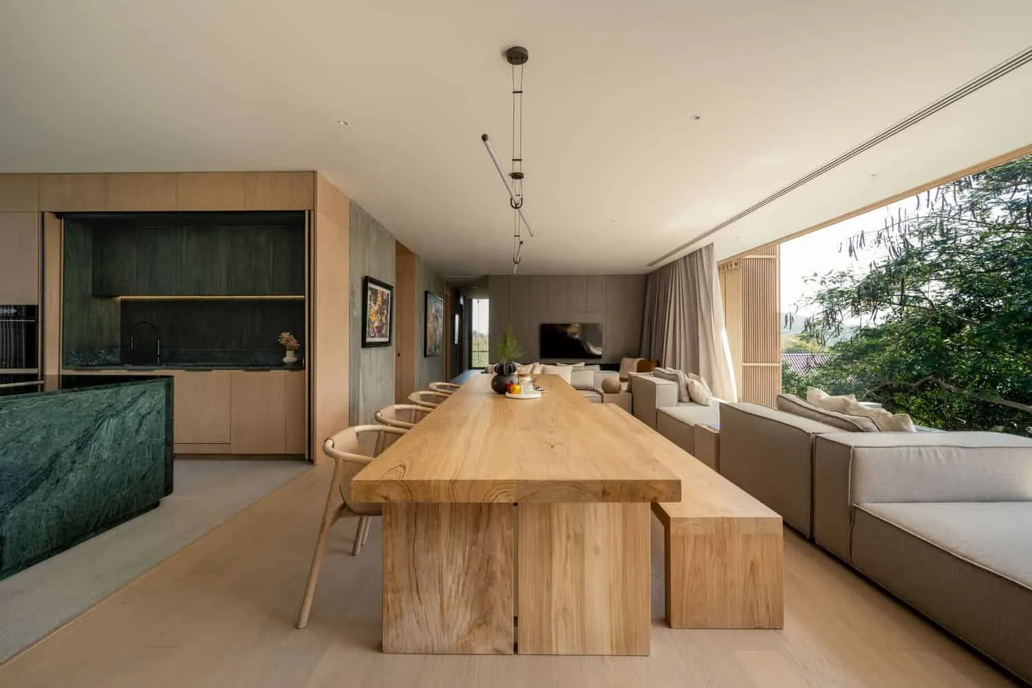 Offener Küchen-, Ess- und Wohnbereich in W House II von IDIN Architects in Thailand