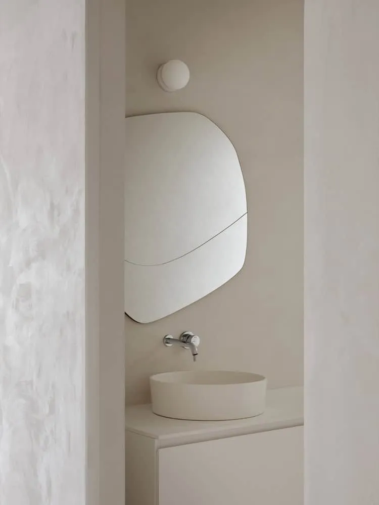 Puderrum Maison Melba mit organisch geformtem Spiegel und runder Waschschüssel von Atelier L’Abri Puderrum Maison Melba von Atelier L’Abri in Frelighsburg, Quebec mit organisch geformtem Spiegel und runder Waschschüssel