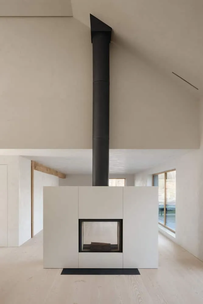 Maison Melba Central Fireplace Black Flue by Atelier L’Abri Innenraum von Maison Melba von Atelier L’Abri mit zentraler Kaminanlage und schwarzer Schornsteinröhre in Frelighsburg, Quebec