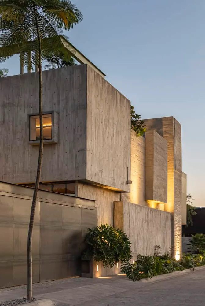 Di Frenna Arquitectos设计的Di Frenna Architects Atelier夜间立面 墨西哥科利马州Di Frenna Architects Atelier混凝土立面的夜间景象