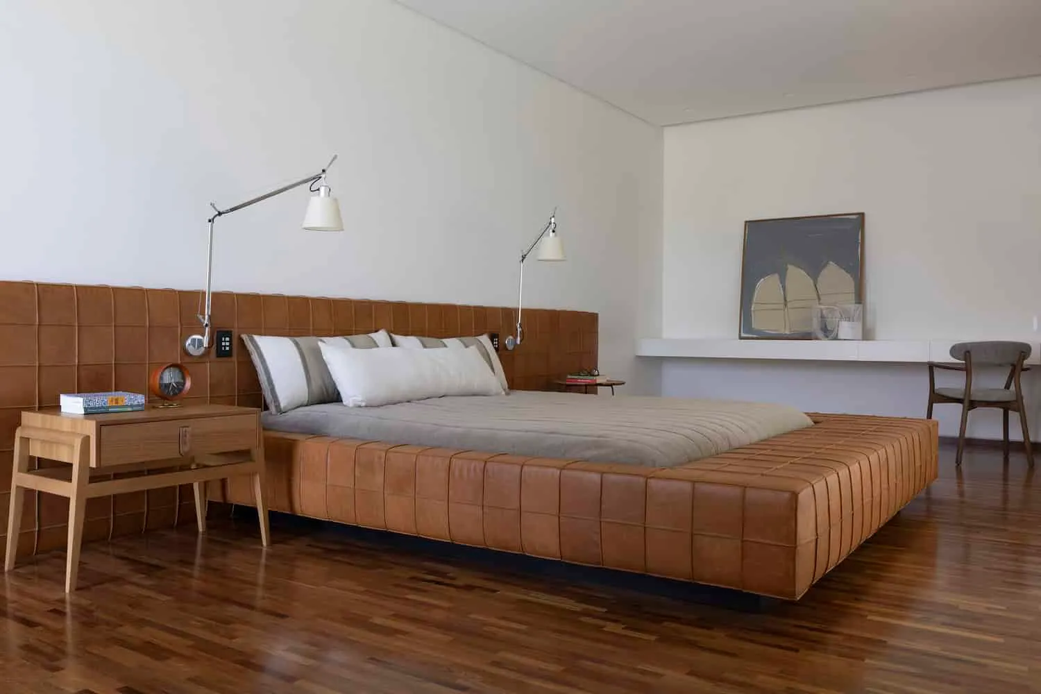 Schlafzimmer im FE House von N2B Arquitetura Weite Ansicht des Hauptschlafzimmers im FE House von N2B Arquitetura