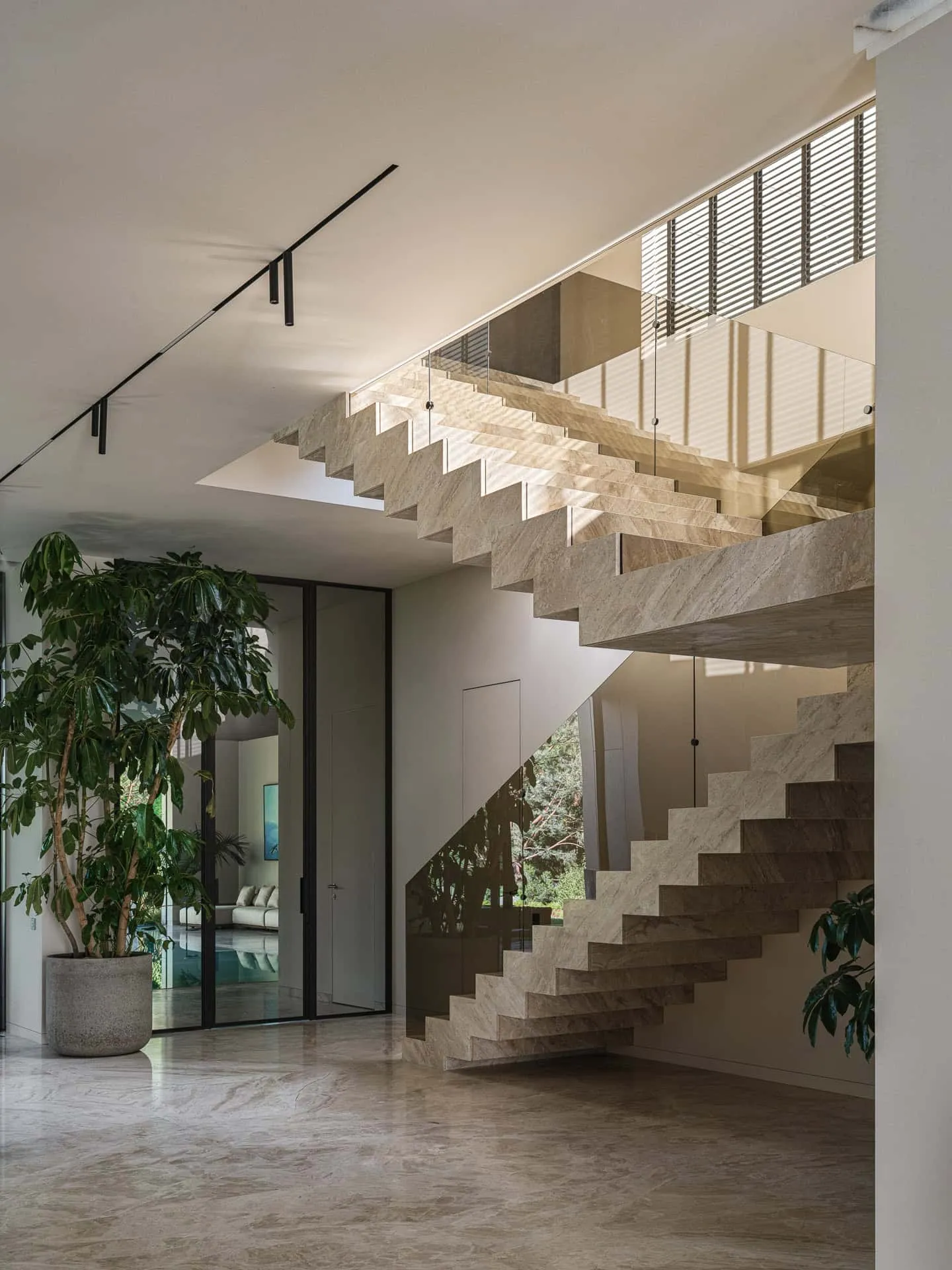 Helle Villa Kyoto – Treppe mit Tageslicht und Schatten von Ekaterina Yakovenko Helle Villa Kyoto von Ekaterina Yakovenko – Treppe mit Tageslicht und Schatten, Russland